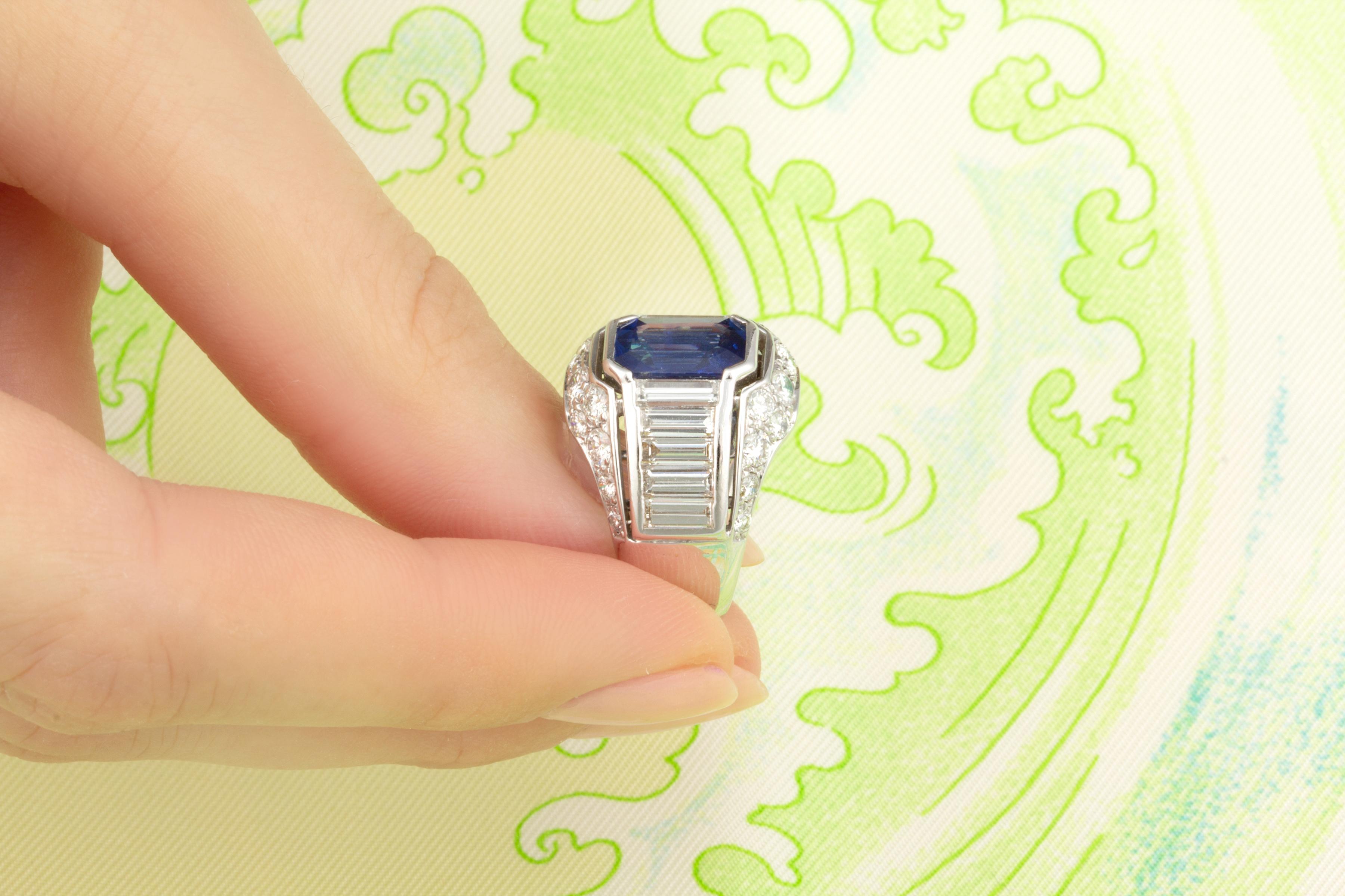 Cocktailring mit blauem Saphir und Diamant im Design von Ella Gafter Damen im Angebot
