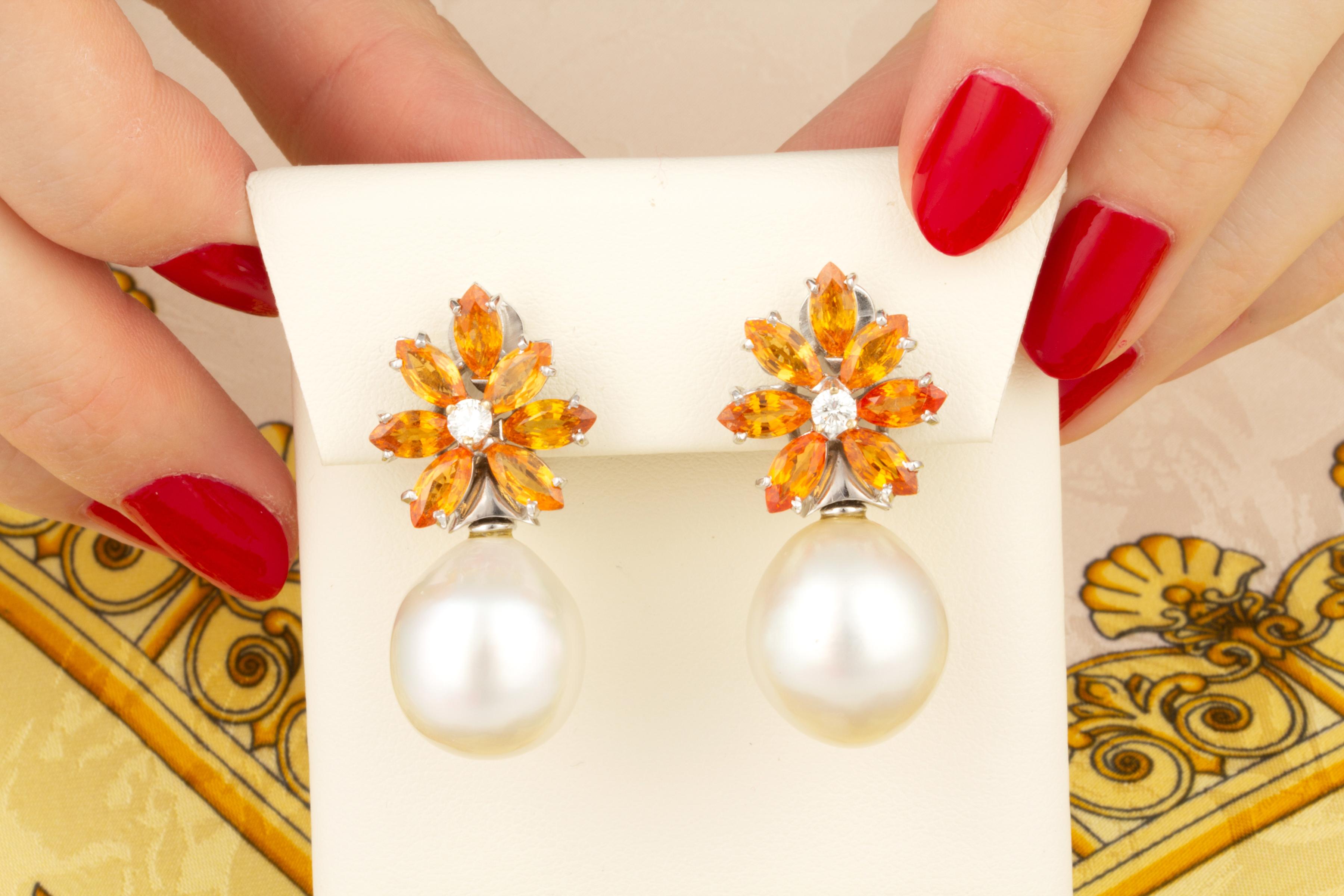 Artista Orecchini con diamanti e perle dei mari del sud con zaffiro arancione Design/One di Ella Gafter in vendita
