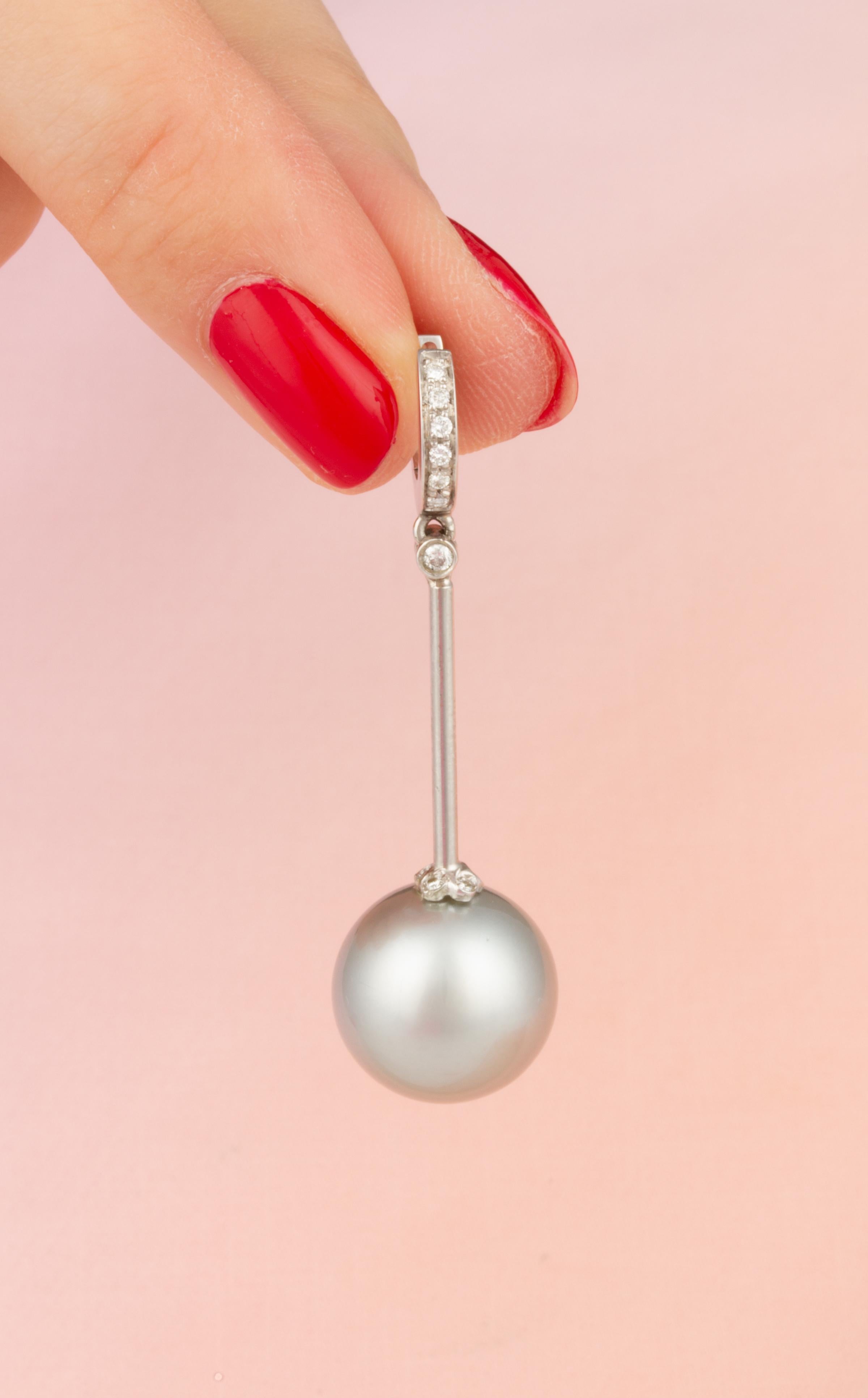 Orecchini a goccia in argento con perle di Tahiti e diamanti sovrapposti, design di Ella Gafter in vendita 1
