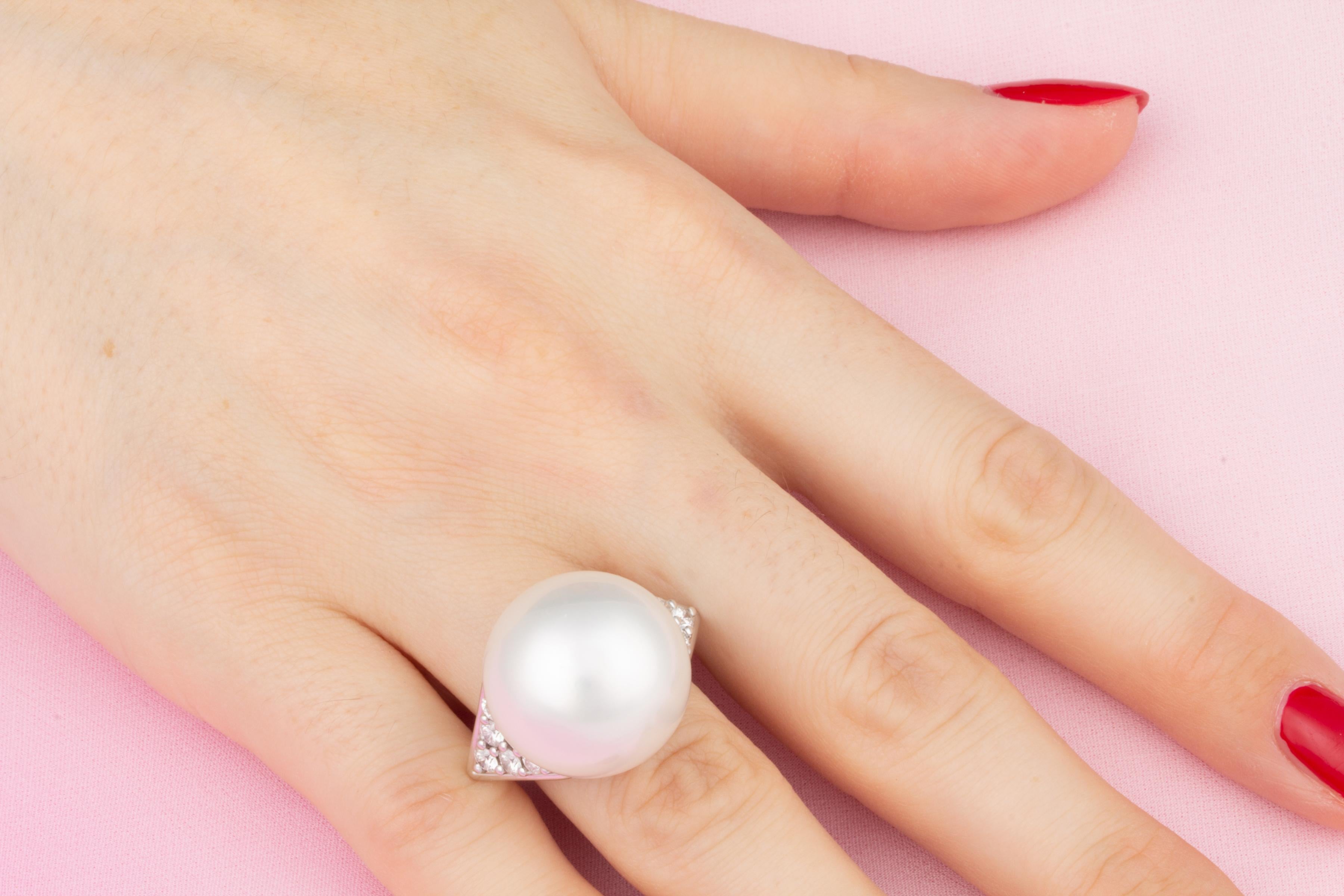 This South Sea pearl and diamond cocktail ring features a large pearl of 18.5mm diameter. The pearl is flanked by a triangular design set with round diamonds for a total weight of 0.88 carats.
All of our pearls are untreated: their natural color and