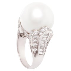 Anillo de cóctel de perlas del mar del Sur y diamantes baguette diseñado por Ella Gafter