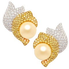 Pendientes de diamantes de color fantasía con perla dorada Diseño en oro de dos tonos de Ella Gafter
