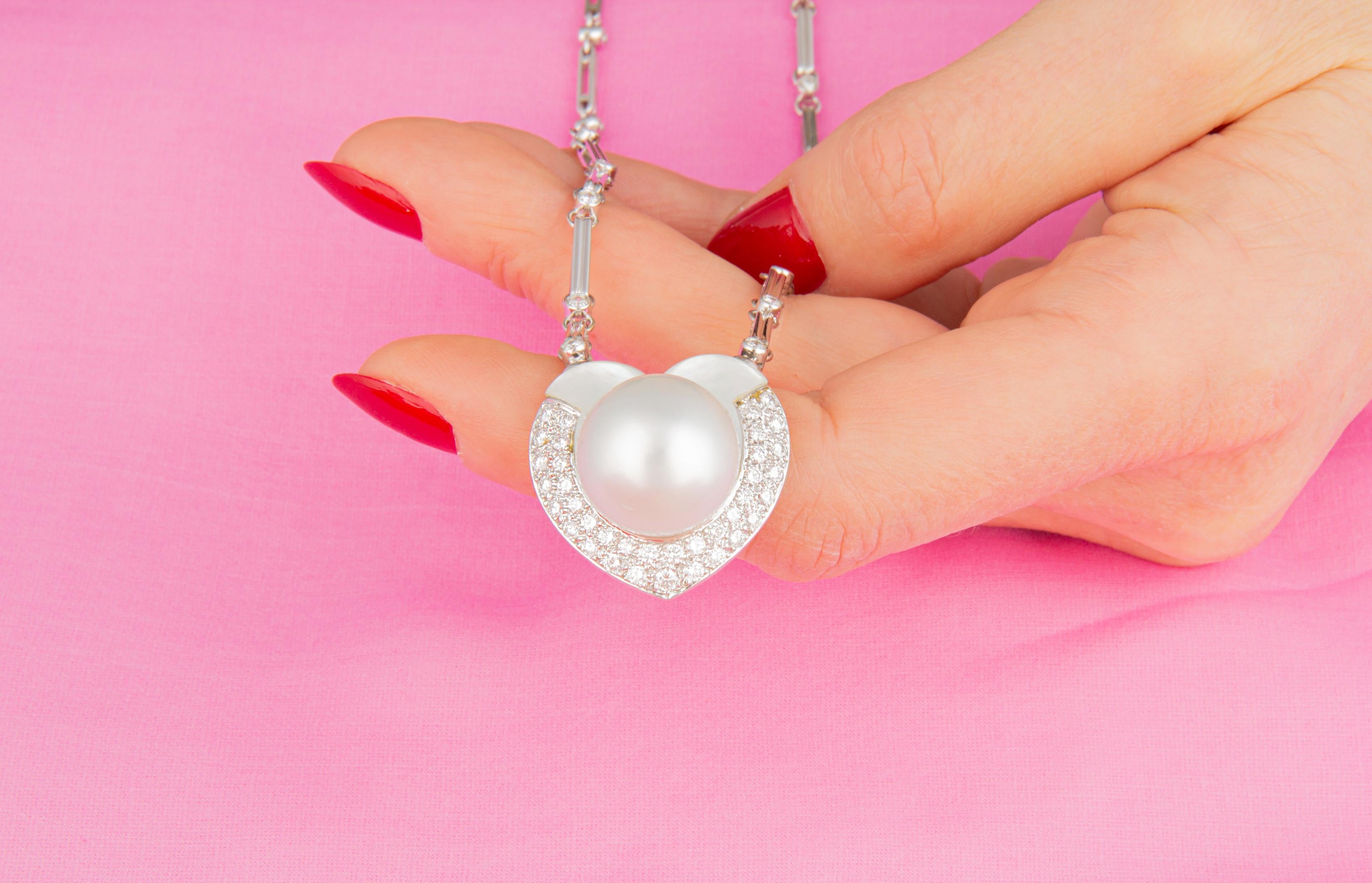 Artista Collana con ciondolo a forma di cuore con diamanti e perle da 16,5 mm, design di Ella Gafter in vendita
