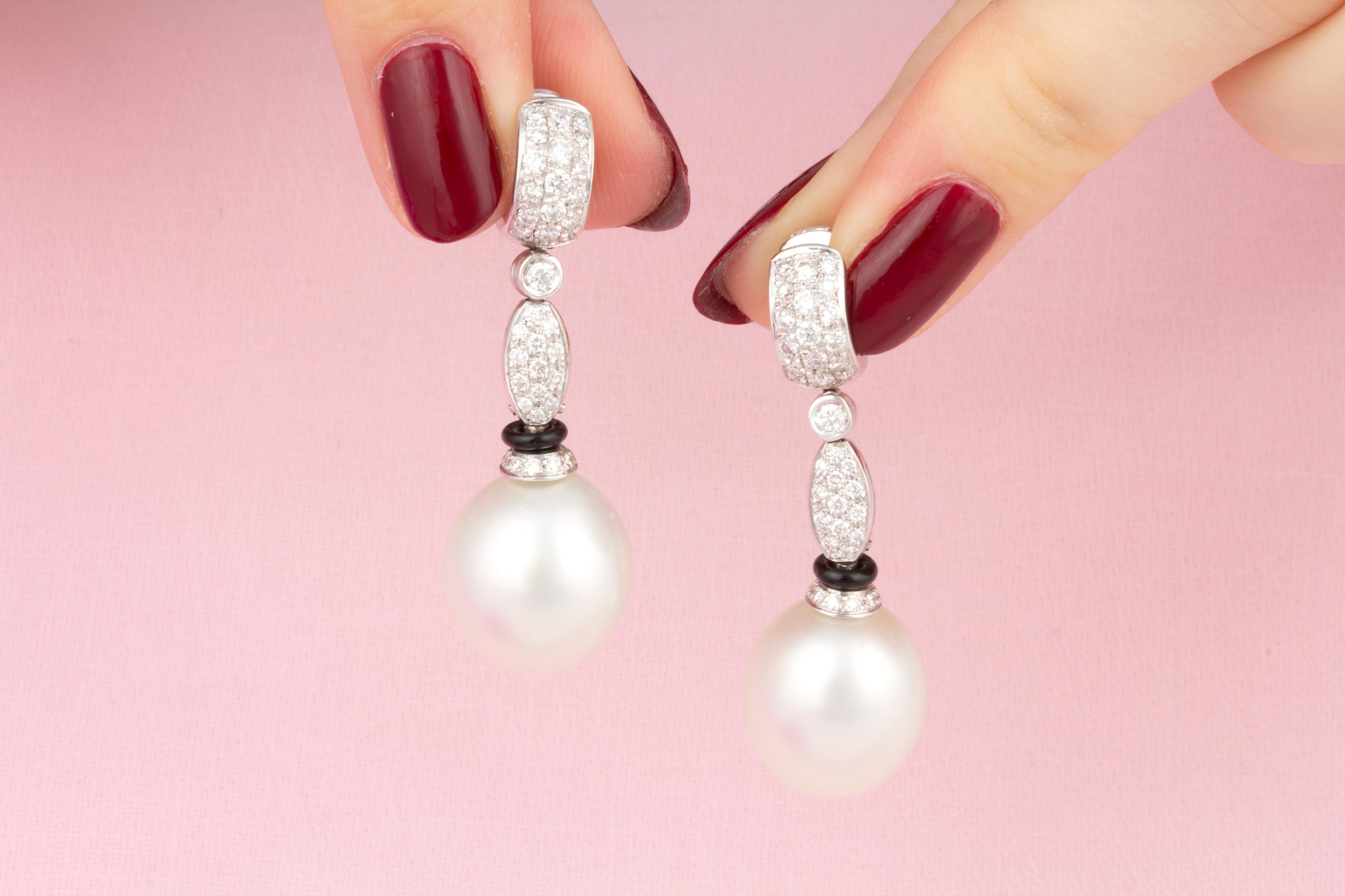 Taglio brillante Orecchini a goccia con perle dei mari del sud, diamanti e onice Déco Design di Ella Gafter in vendita