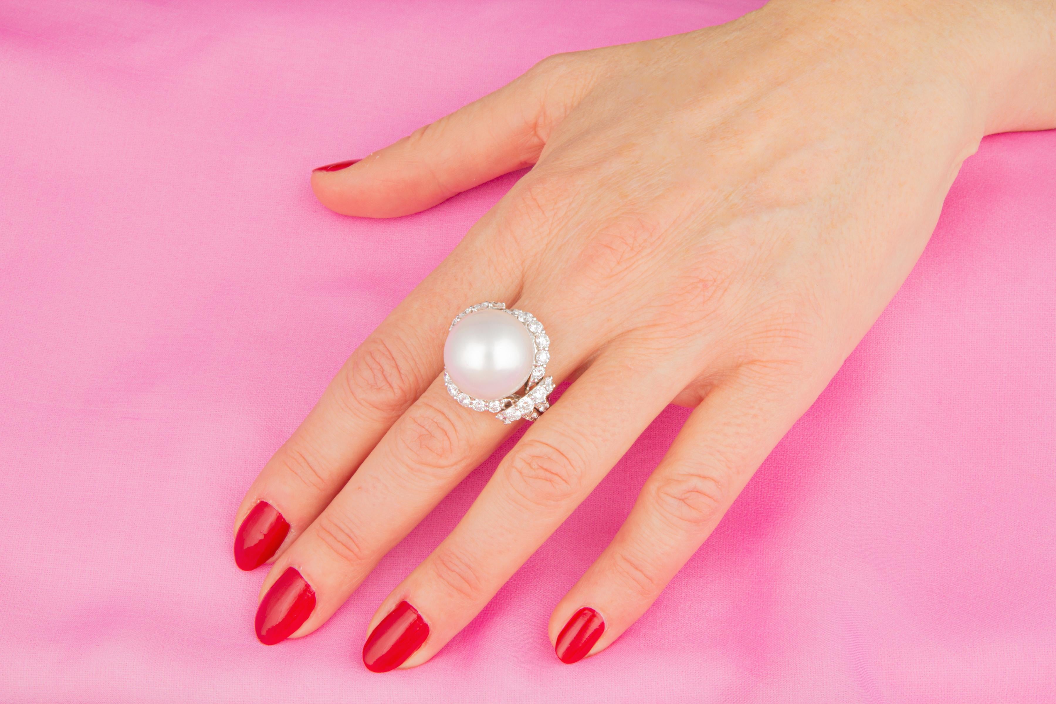 This South Sea pearl and diamond cocktail ring features a top quality pearl of 18.50mm diameter. The pearl is untreated. It displays a splendid nacre and its natural color and luster have not been enhanced in any way. The pearl is perched atop a