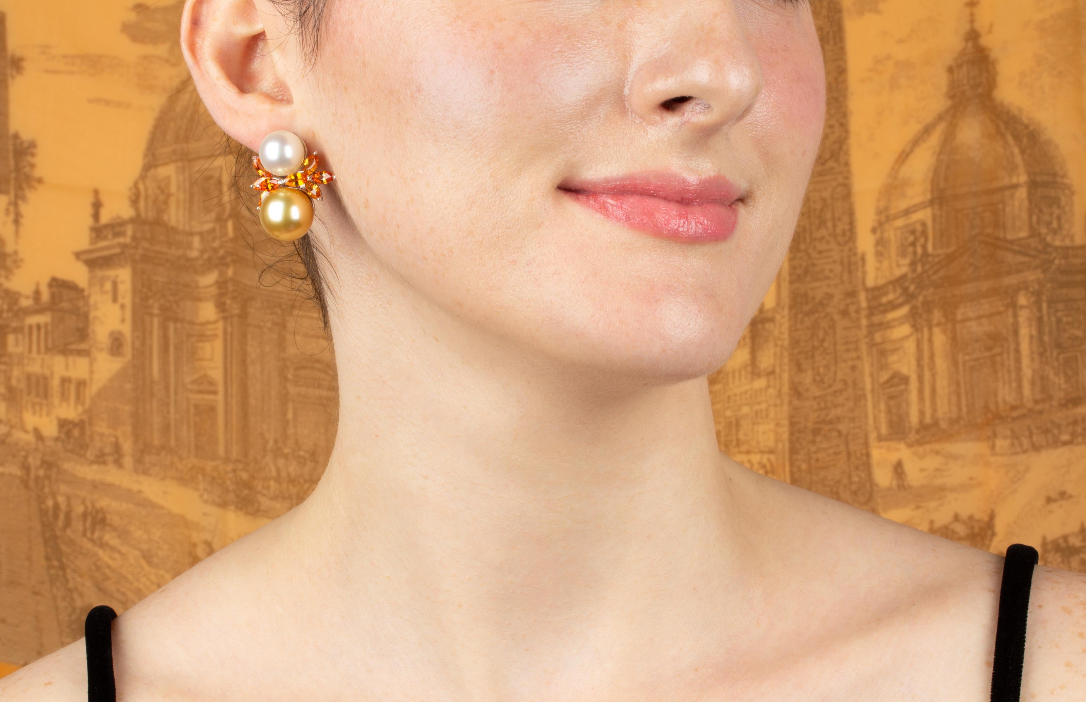 Die Südseeperlen-Ohrringe bestehen aus 2 weißen Perlen (11 mm) und 2 goldenen Perlen (13,5 mm), die durch eine Reihe von facettierten goldenen Saphiren in Marquiseform (ca. 5,20 Karat) getrennt sind. 
Alle unsere Perlen sind unbehandelt: Ihre