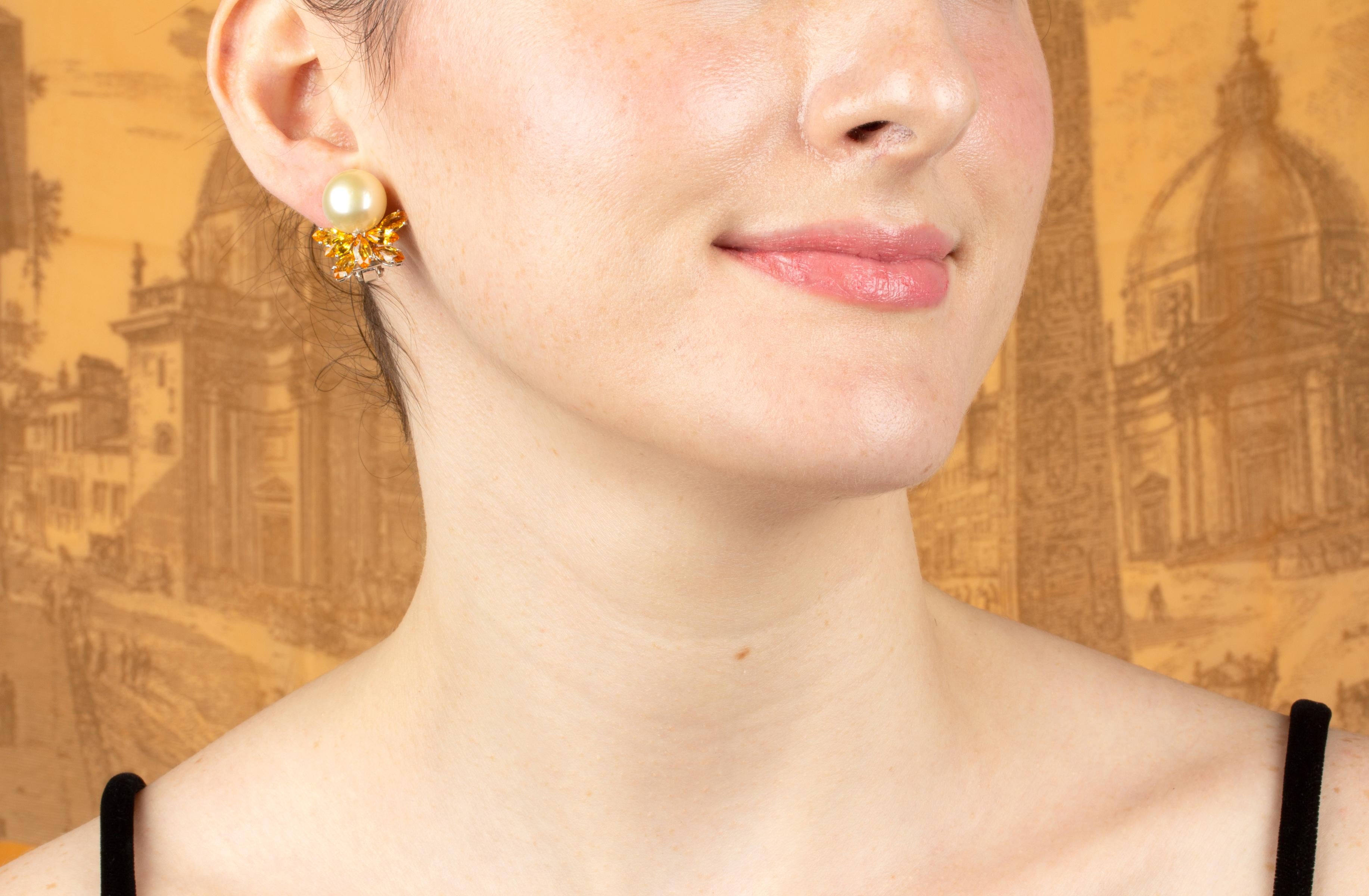 Die Südseeperlen-Ohrringe bestehen aus 2 goldenen Perlen mit einem Durchmesser von 13 mm, die mit einer Reihe von facettierten goldenen Saphiren in Marquise-Form (ca. 5,50 Karat) verziert sind. 
Alle unsere Perlen sind unbehandelt: Ihre natürliche