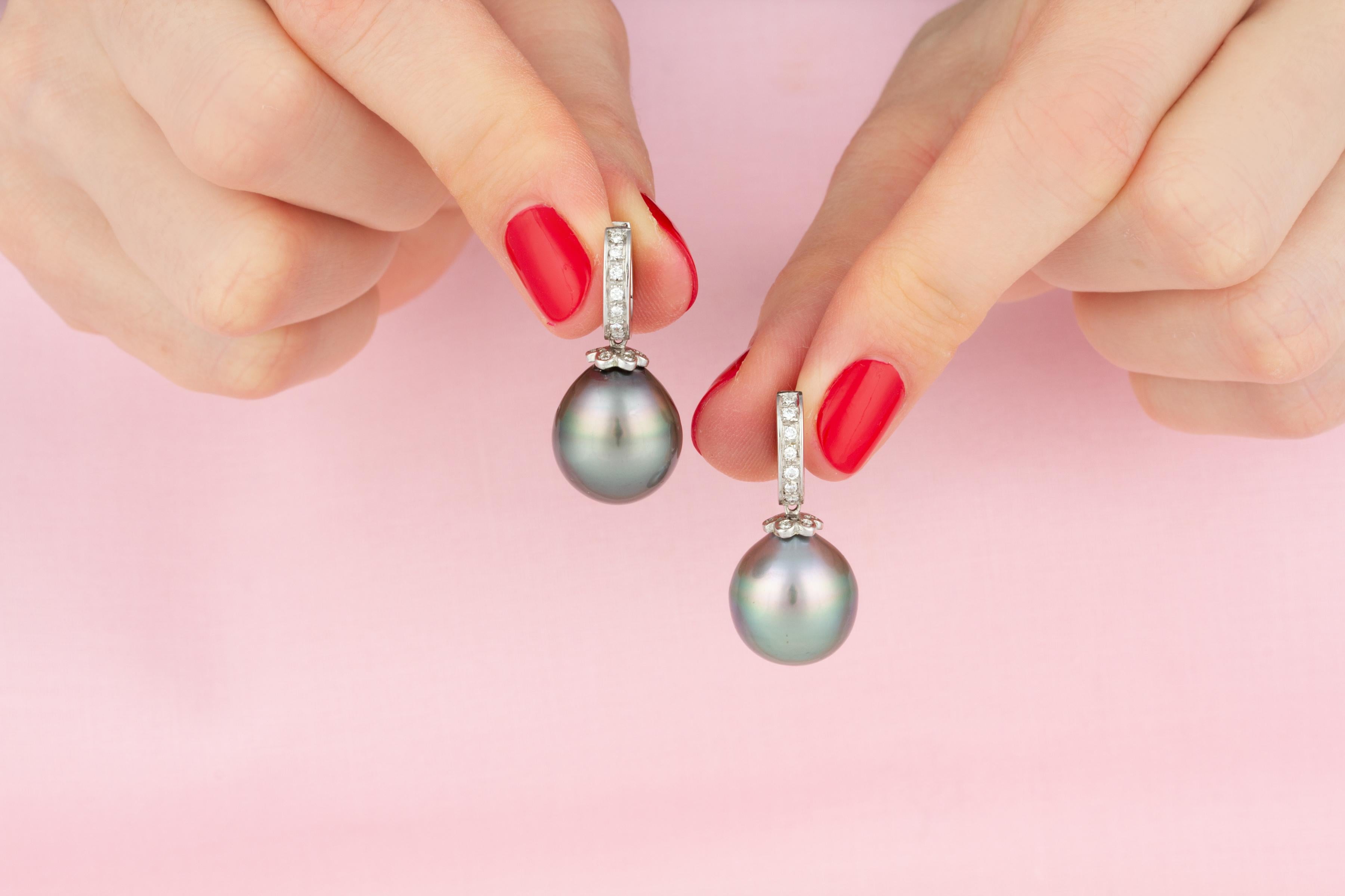 Ella Gafter - Boucles d'oreilles pendantes avec perles noires de Tahiti et diamants Neuf - En vente à New York, NY
