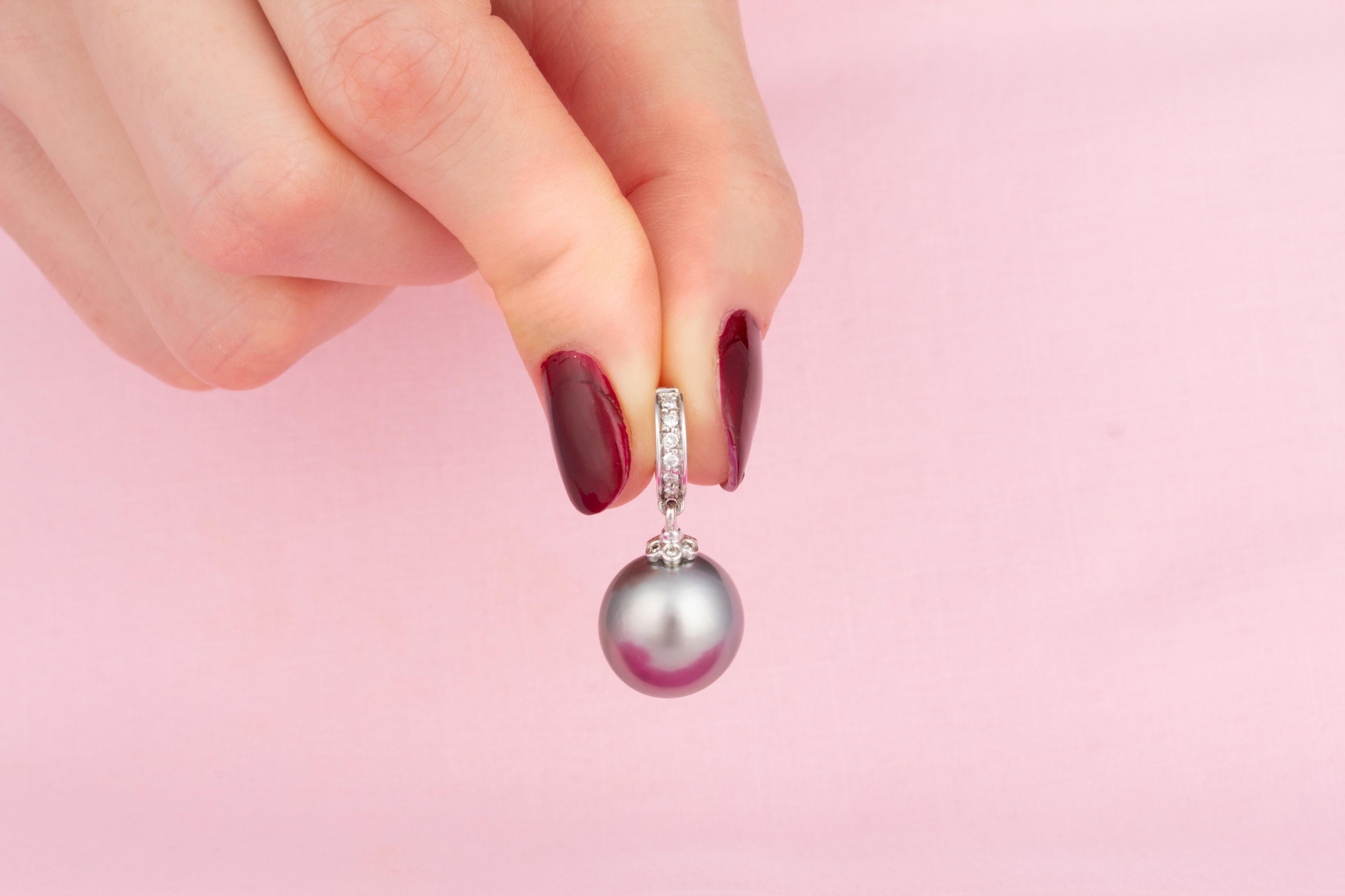 Ella Gafter - Boucles d'oreilles pendantes avec perles noires de Tahiti et diamants en vente 1