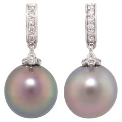 Tahiti-Schwarze Perlen-Tropfen-Ohrringe mit Diamant-Creolen-Design von Ella Gafter