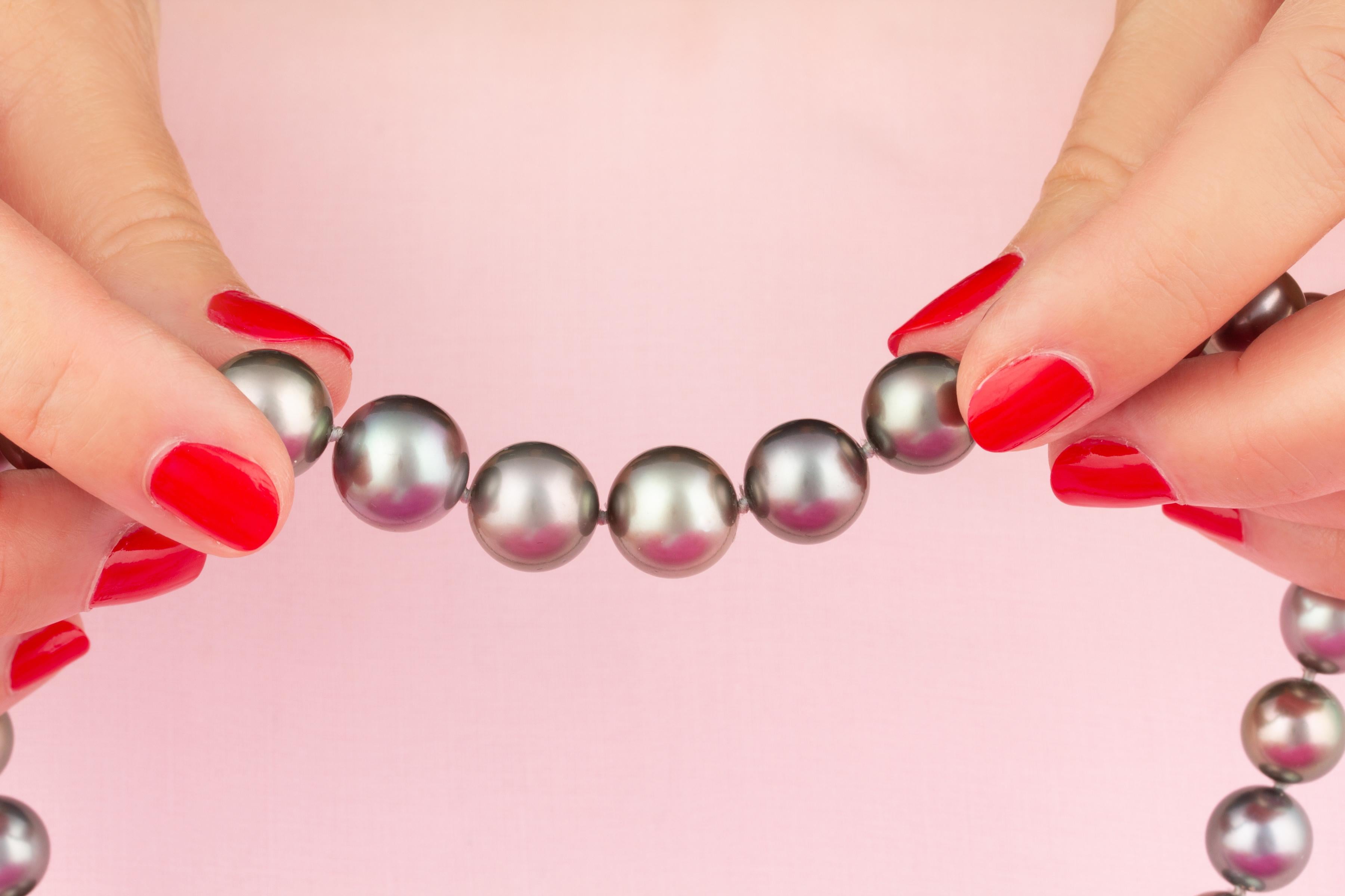 Collana di perle nere di Tahiti con design a girocollo di Ella Gafter in vendita 2