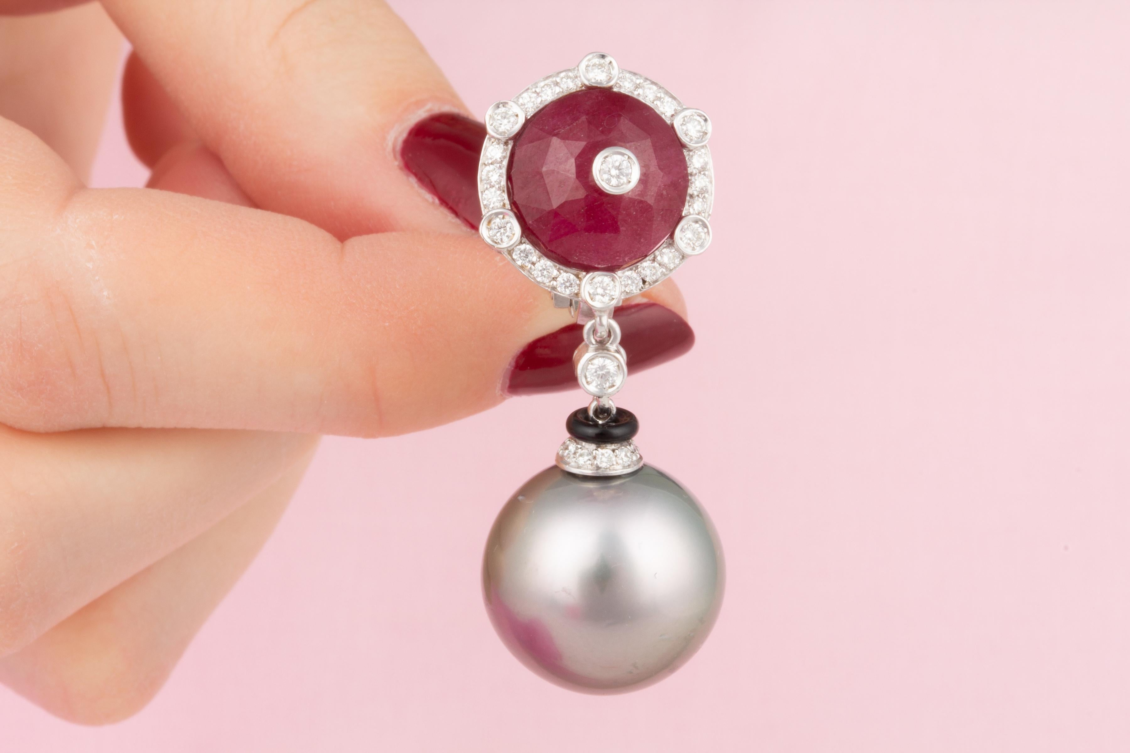 Donna Orecchini con perle di Tahiti, diamanti e rubini Déco Design di Ella Gafter in vendita