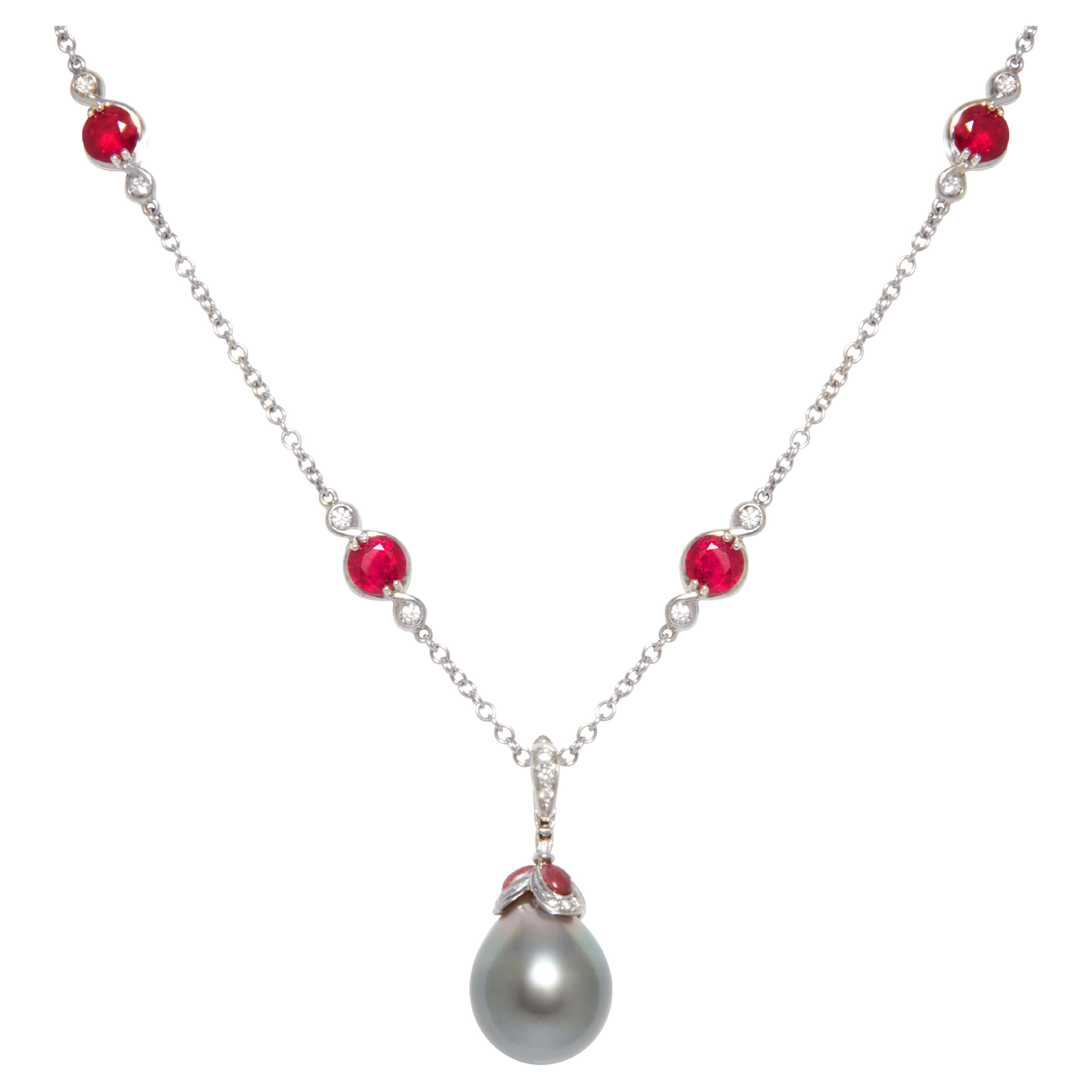 Collar colgante de perla negra de Tahití, diamante y rubí, diseñado por Ella Gafter
