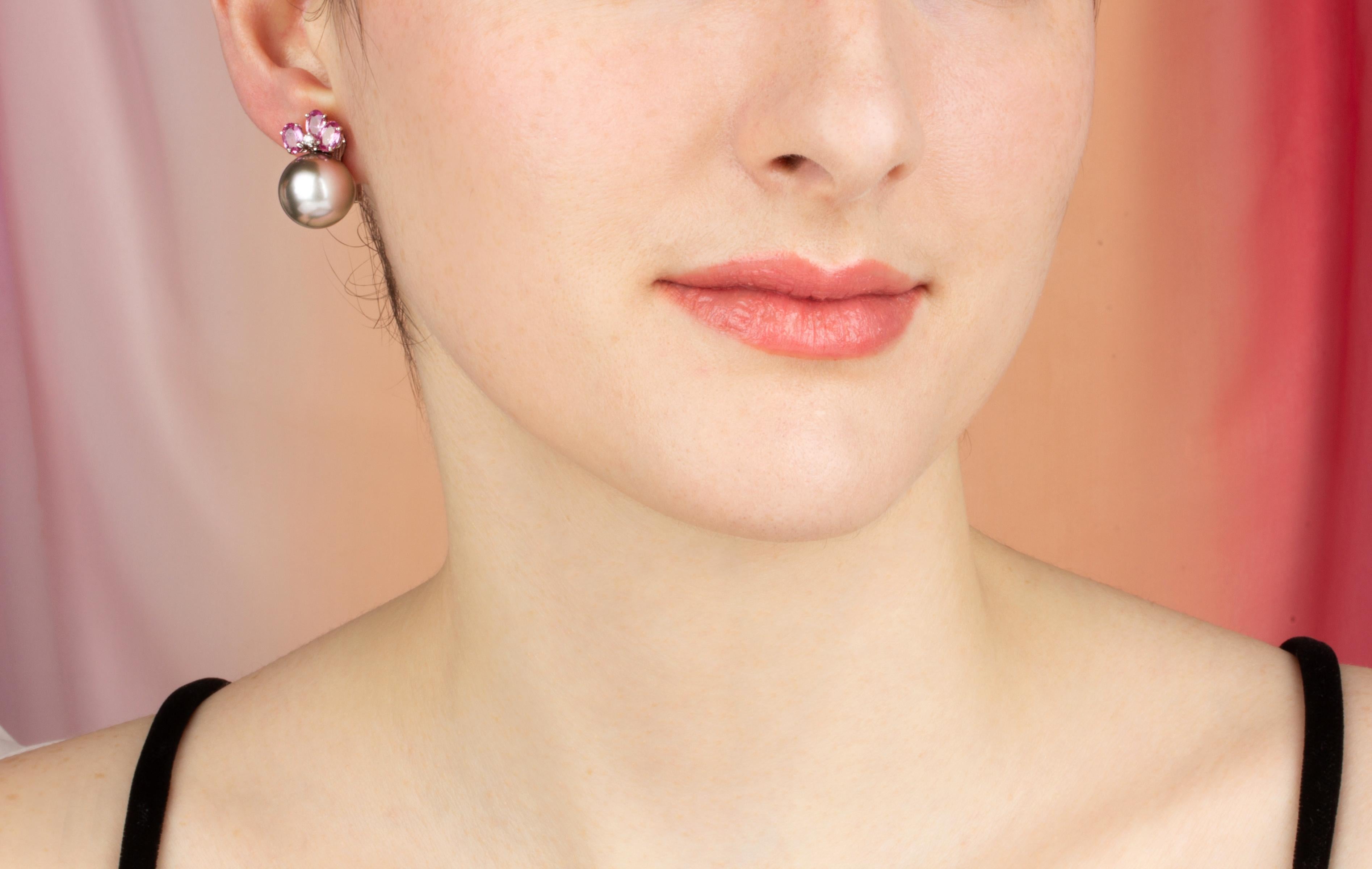 Die Perlenohrstecker bestehen aus einem Paar Tahiti-Perlen mit einem Durchmesser von 14,5 mm und einer Blume aus rosa Saphiren im Ovalschliff mit einem Gesamtgewicht von 2 Karat. 
Alle unsere Perlen sind unbehandelt: Ihre natürliche Farbe und ihr