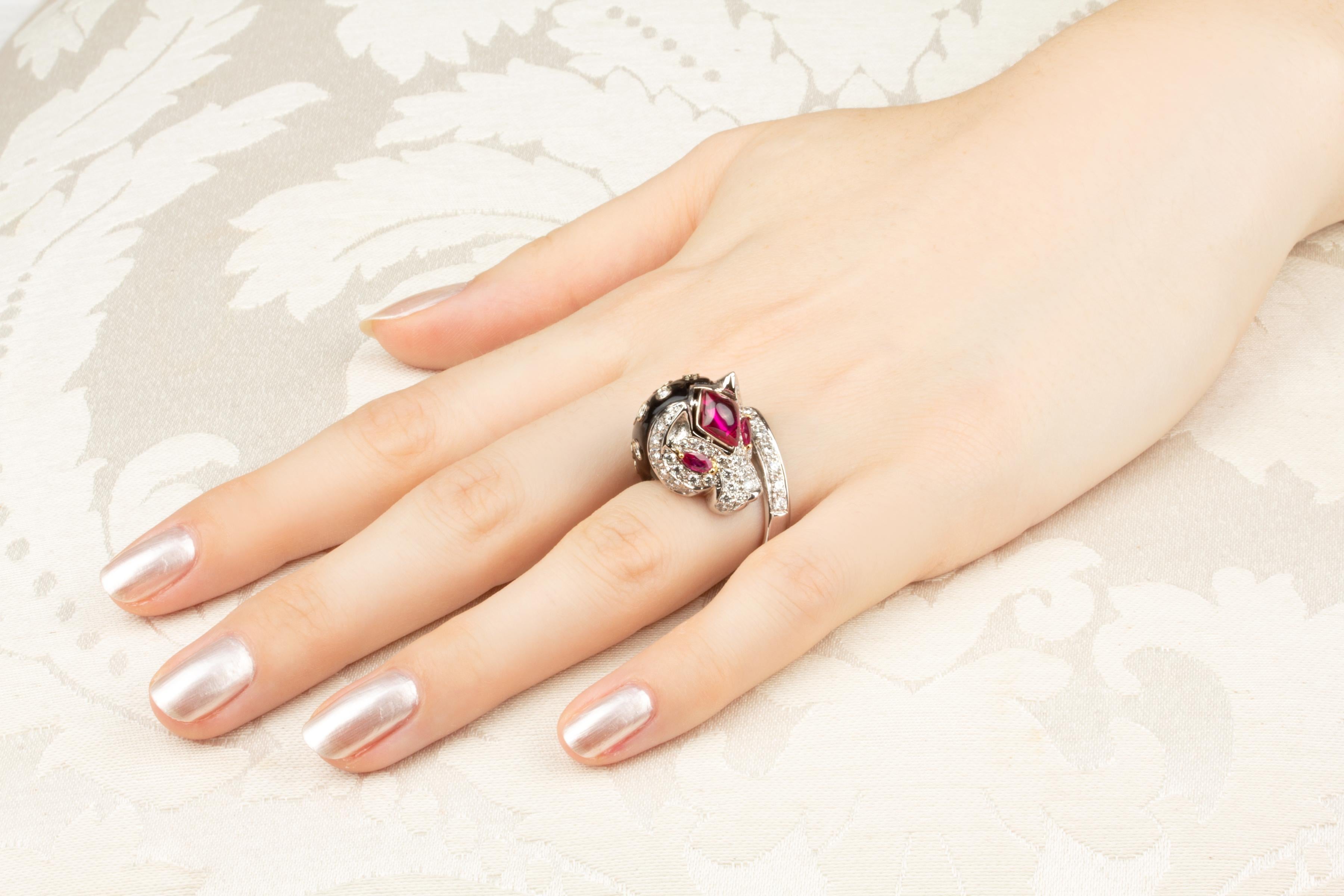 This tiger ring features 2.20 carats of round diamonds of top quality (F/G-VVS), some of which are expertly set in black onyx, lending the jewel a distinctive art déco look. The cub's eyes are set with 0.35 carats of faceted marquise shape rubies.