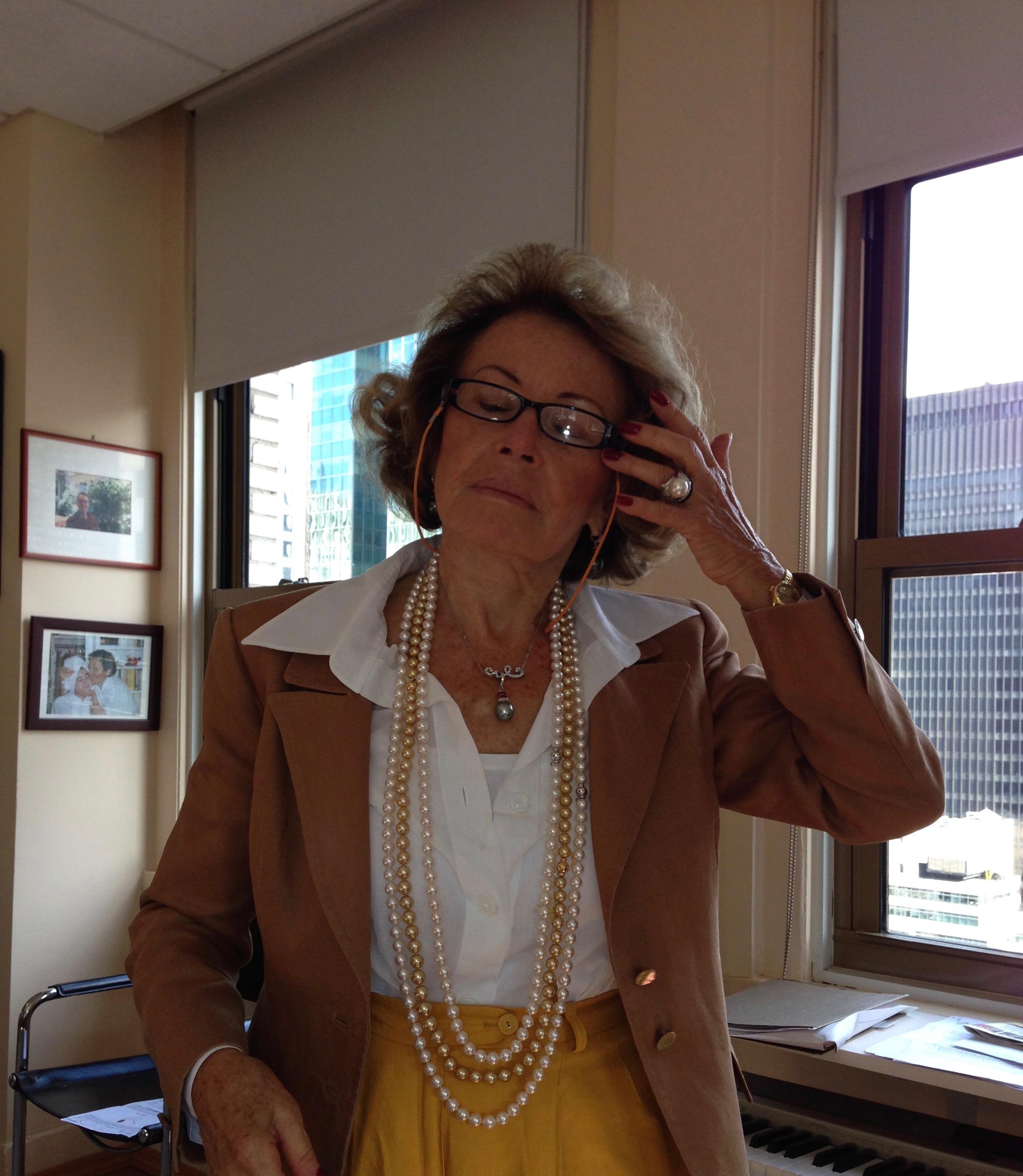Ella Gafter Sehr langes Set aus weißen und goldenen Perlen-Halskette im Angebot 6