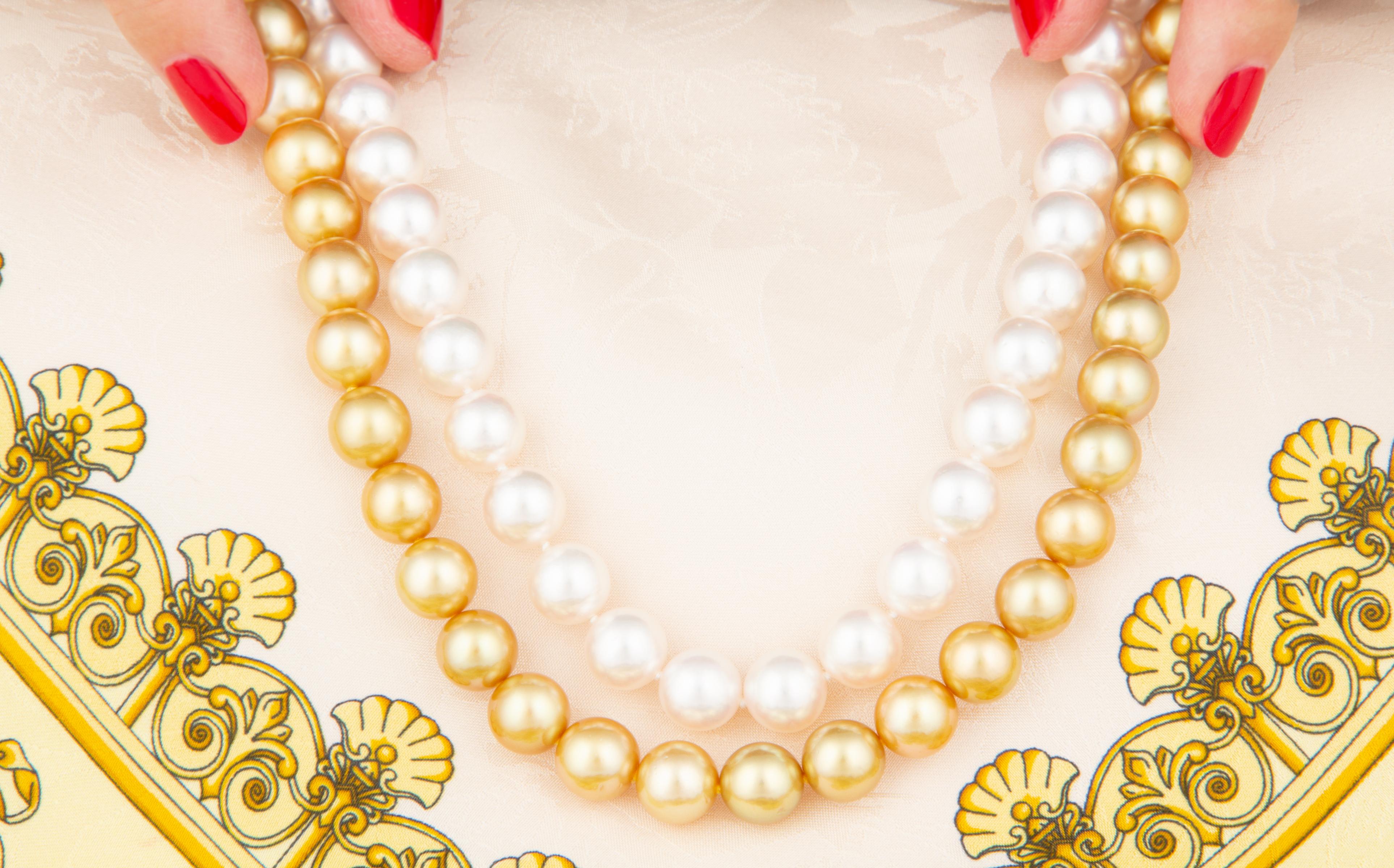 Ella Gafter Very Long White and Golden Pearl Necklace Set In New Condition For Sale In New York, NY