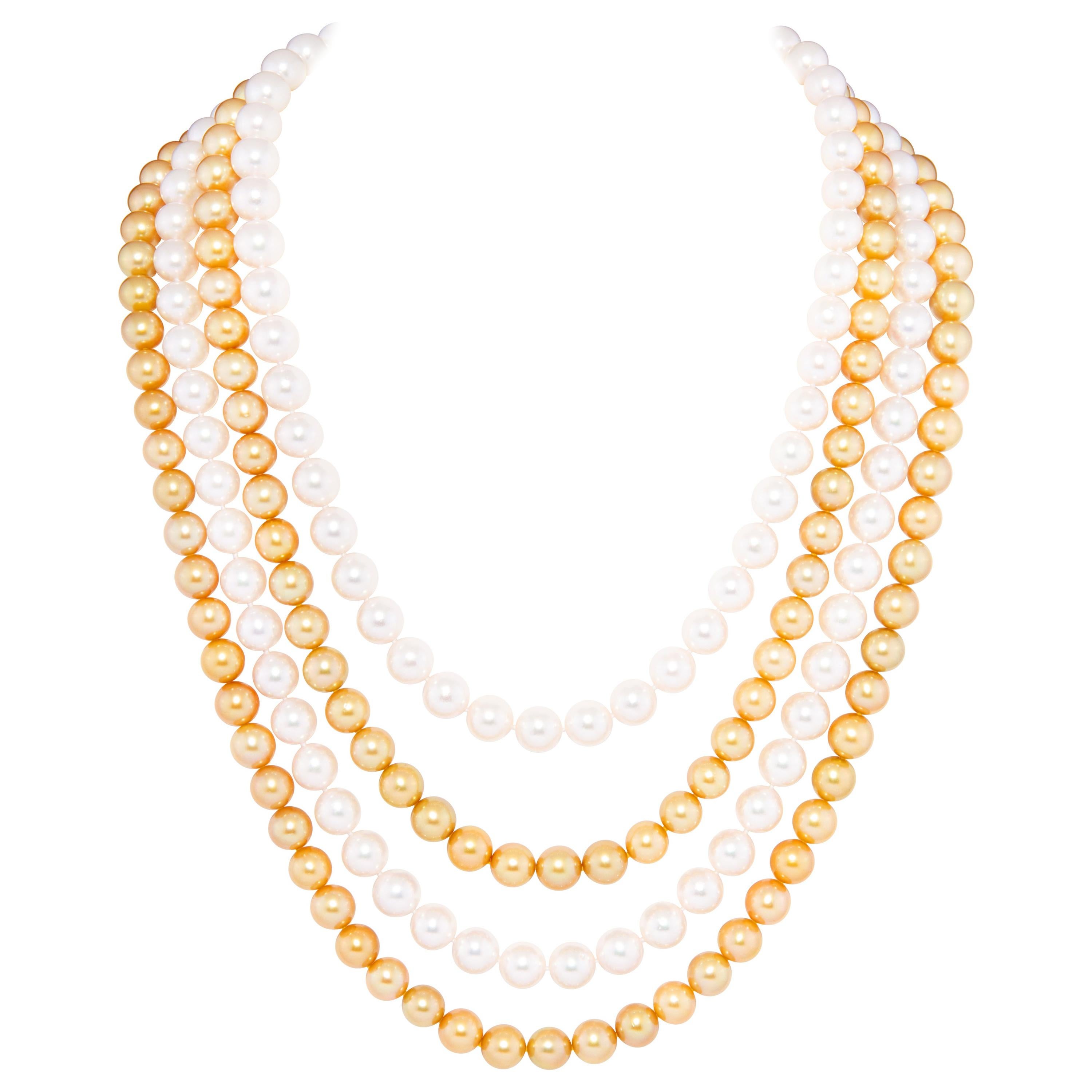 Ella Gafter, collier de très longues perles blanches et dorées
