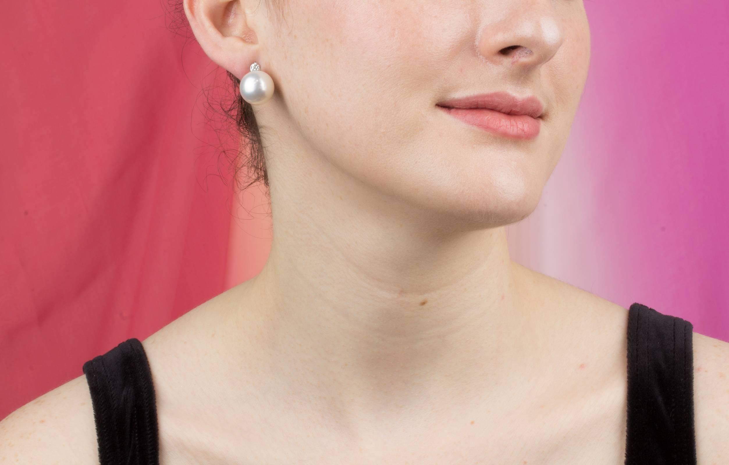 Die Südseeperlen-Ohrstecker bestehen aus zwei Perlen mit einem Durchmesser von 14,5 mm aus den Gewässern im Nordwesten Australiens. Das Design ist mit 2 Diamanten (0,16 Karat) besetzt.
Alle unsere Perlen sind unbehandelt: Ihre natürliche Farbe und