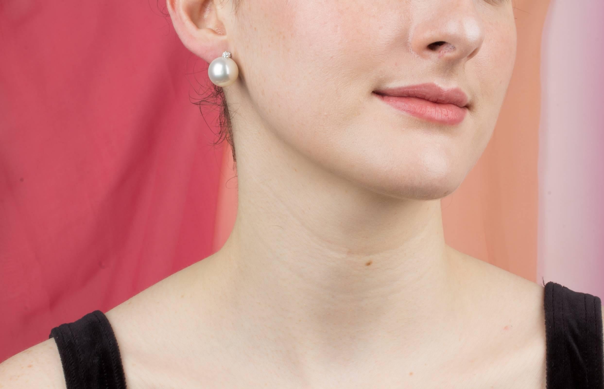 The South Sea pearl earrings feature two 14/14.5mm diameter pearls from the waters of Northwestern Australia. The design is complete with 4 diamonds (0.26 carats).
All of our pearls are untreated: their natural color and high luster have not been