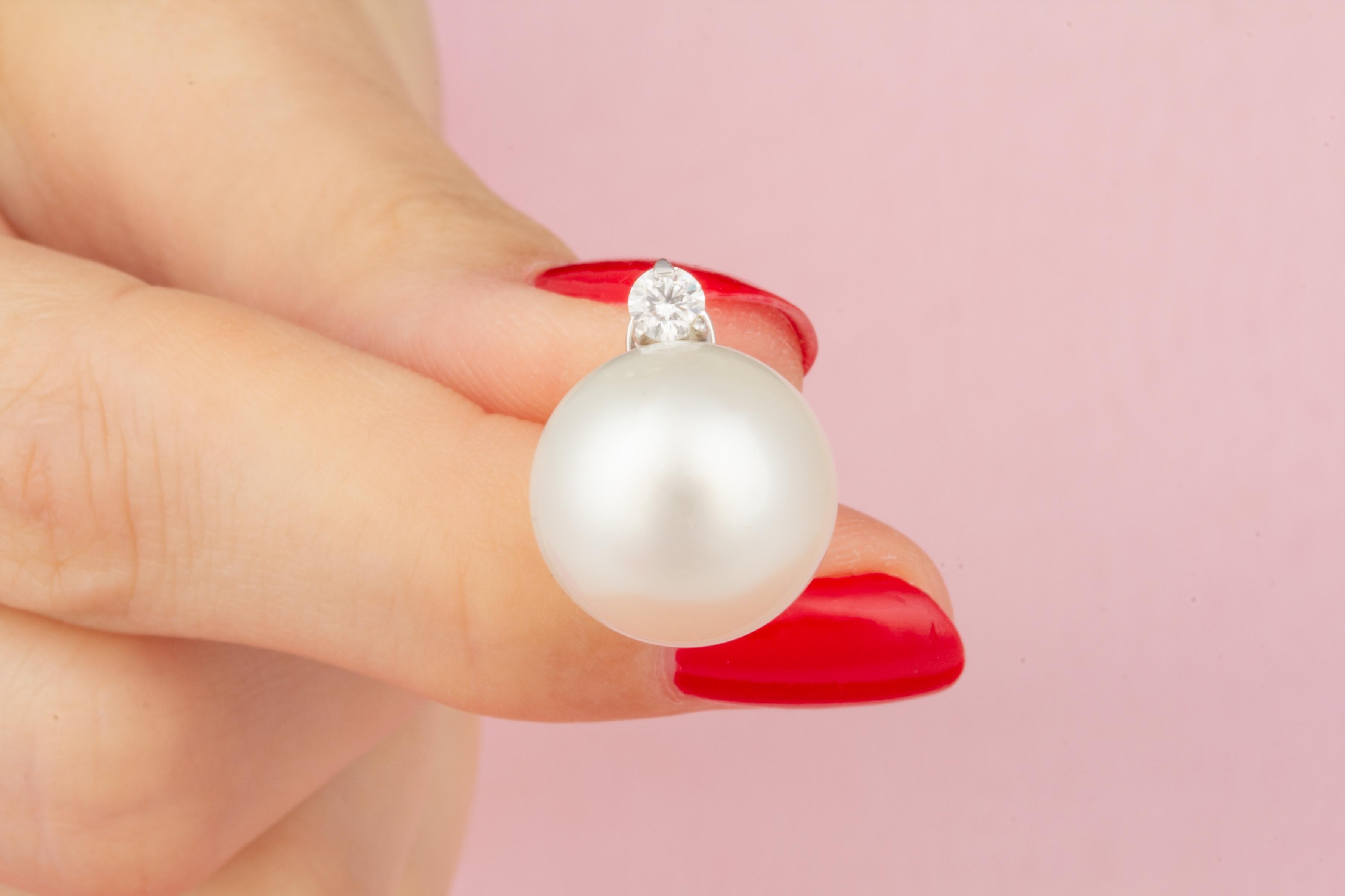 Ella Gafter White South Sea Pearl Stud Earrings In New Condition For Sale In New York, NY