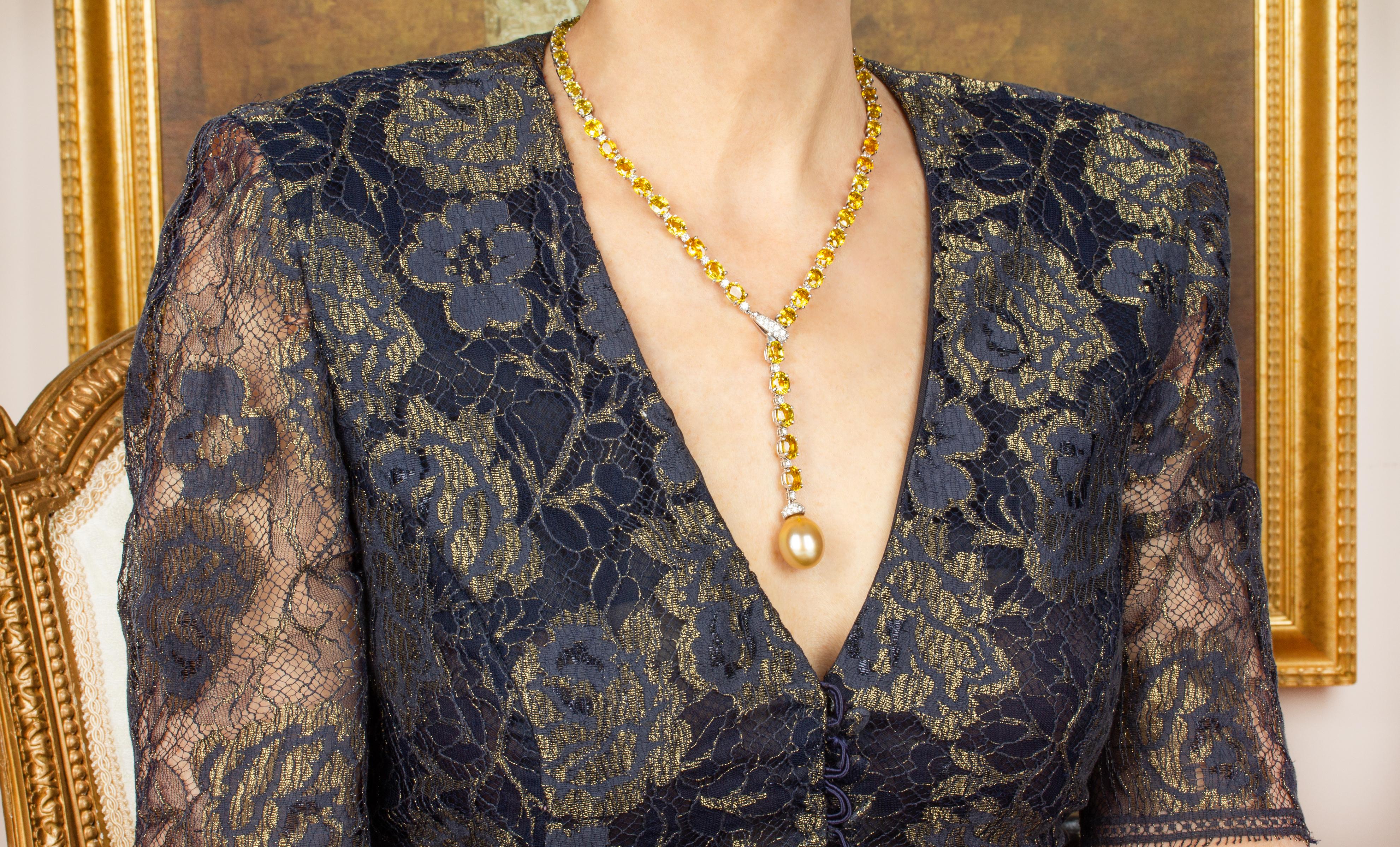 Das gelbe Saphir-Collier besteht aus 90,91 Karat facettierten Saphiren mit ovalem Schliff, feuriger Farbe und kristalliner Textur, die leicht abgestuft sind, um perfekt am Hals zu liegen. Die Saphire sind mit runden Diamanten der Spitzenqualität