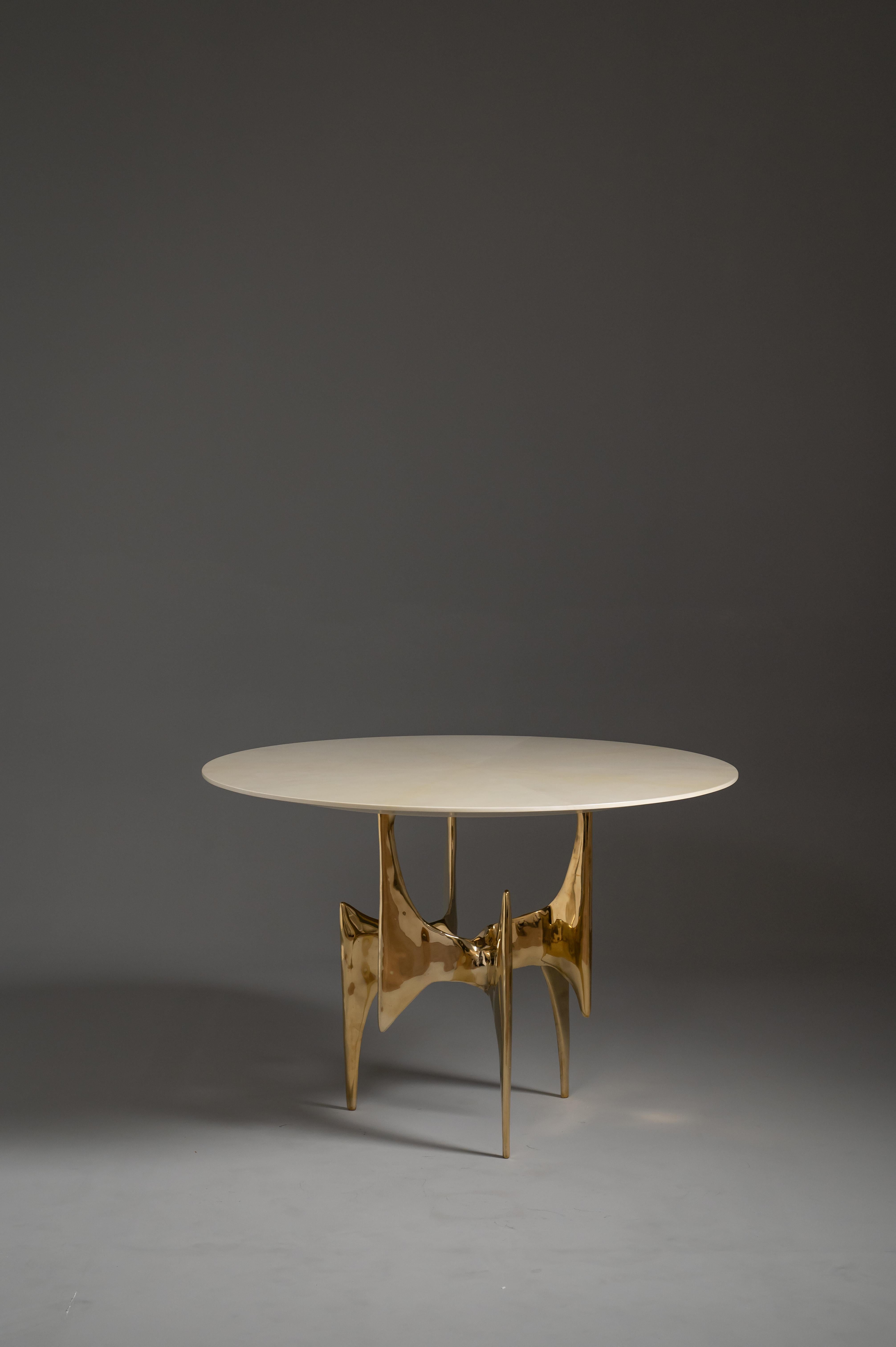 Sofort verfügbar und versandfertig / Abholung in Kalifornien

Der Tisch Ella besteht aus einem skulpturalen Sockel aus Bronze in poliertem Goldmessing. Die umlaufende Tischplatte ist aus lackiertem Holz gefertigt.

Ella ist eine moderne