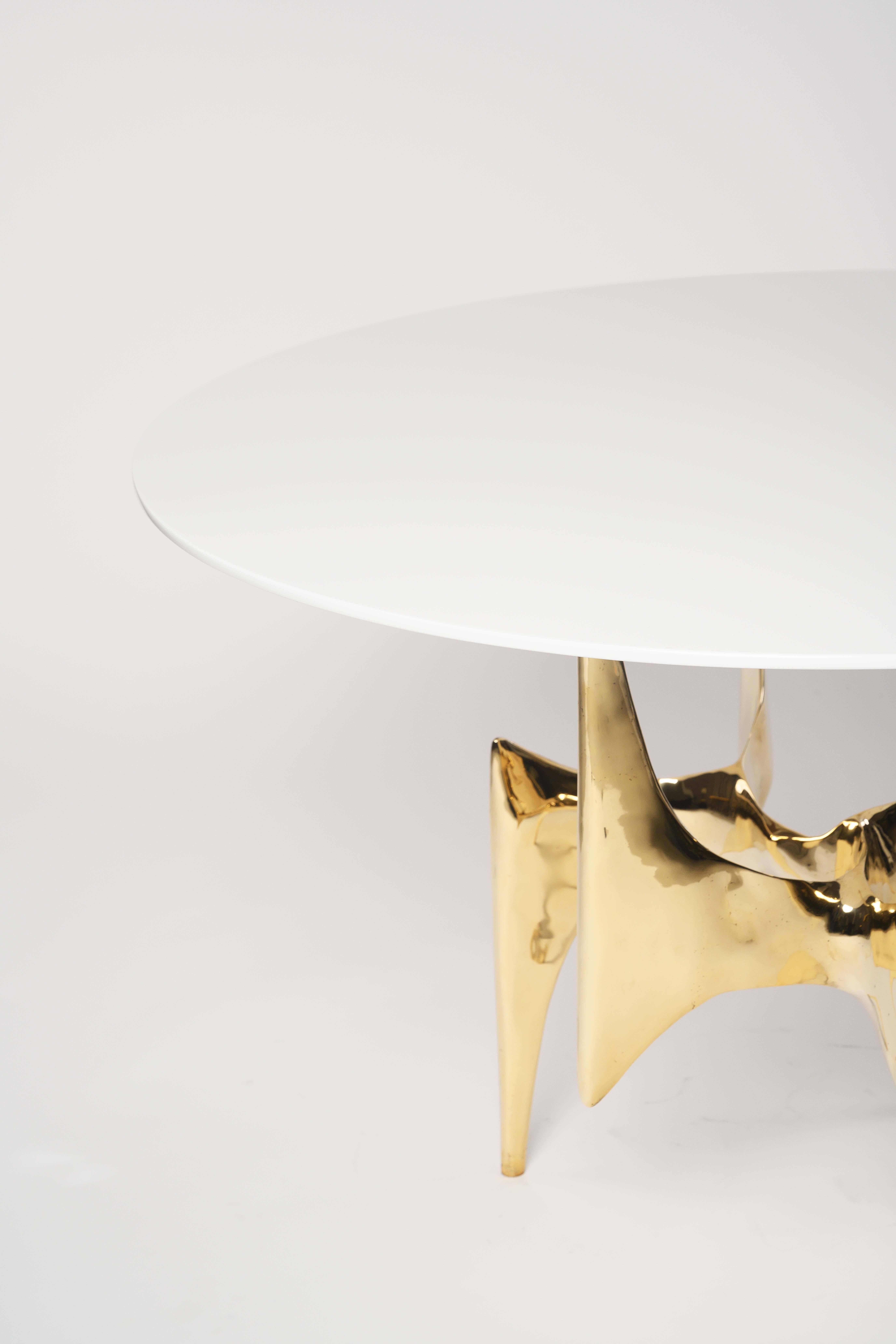 Ella Tisch aus polierter Goldbronze mit weißer Platte von Elan Atelier (IN STOCK) (Gegossen) im Angebot