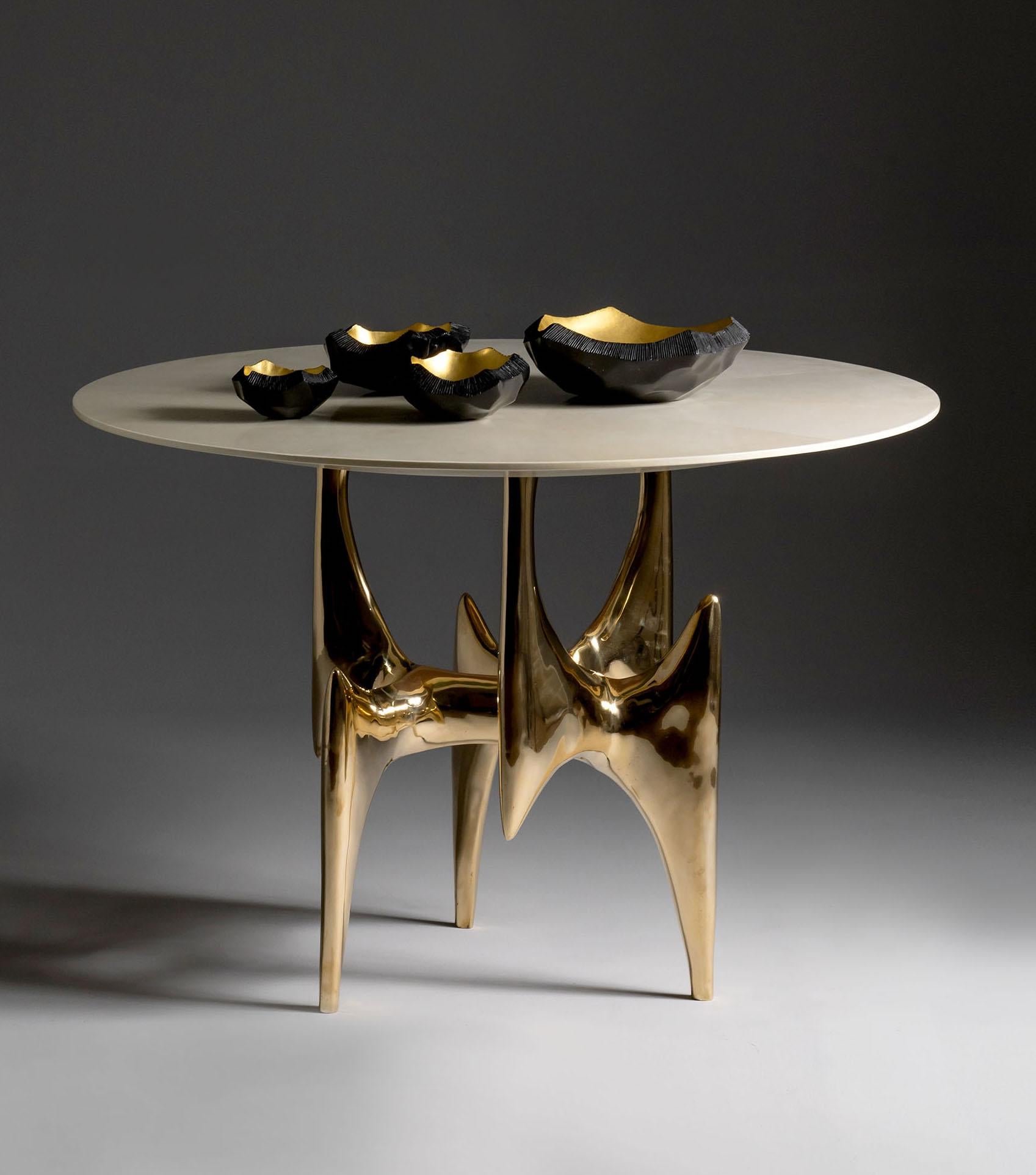 Ella Tisch aus polierter Goldbronze mit weißer Platte von Elan Atelier (IN STOCK) (21. Jahrhundert und zeitgenössisch) im Angebot
