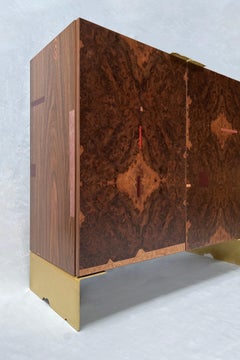Cabinet ELLA in radice di noce intarsiata con dettagli in ottone di VUUV Works