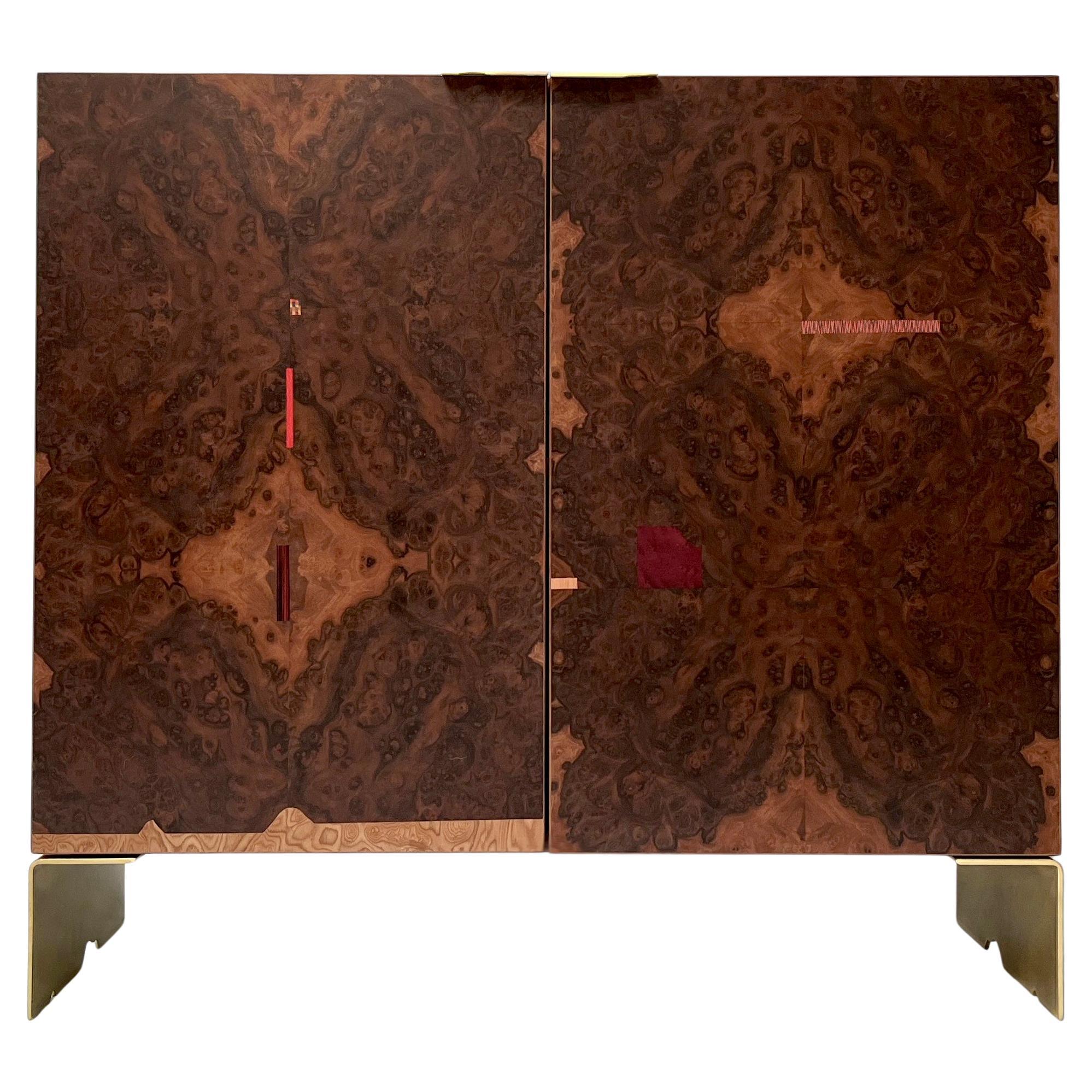 ELLA Nussbaum-Wurzelmaserwerk-Schrank mit Messingdetails von VUUV Works im Angebot