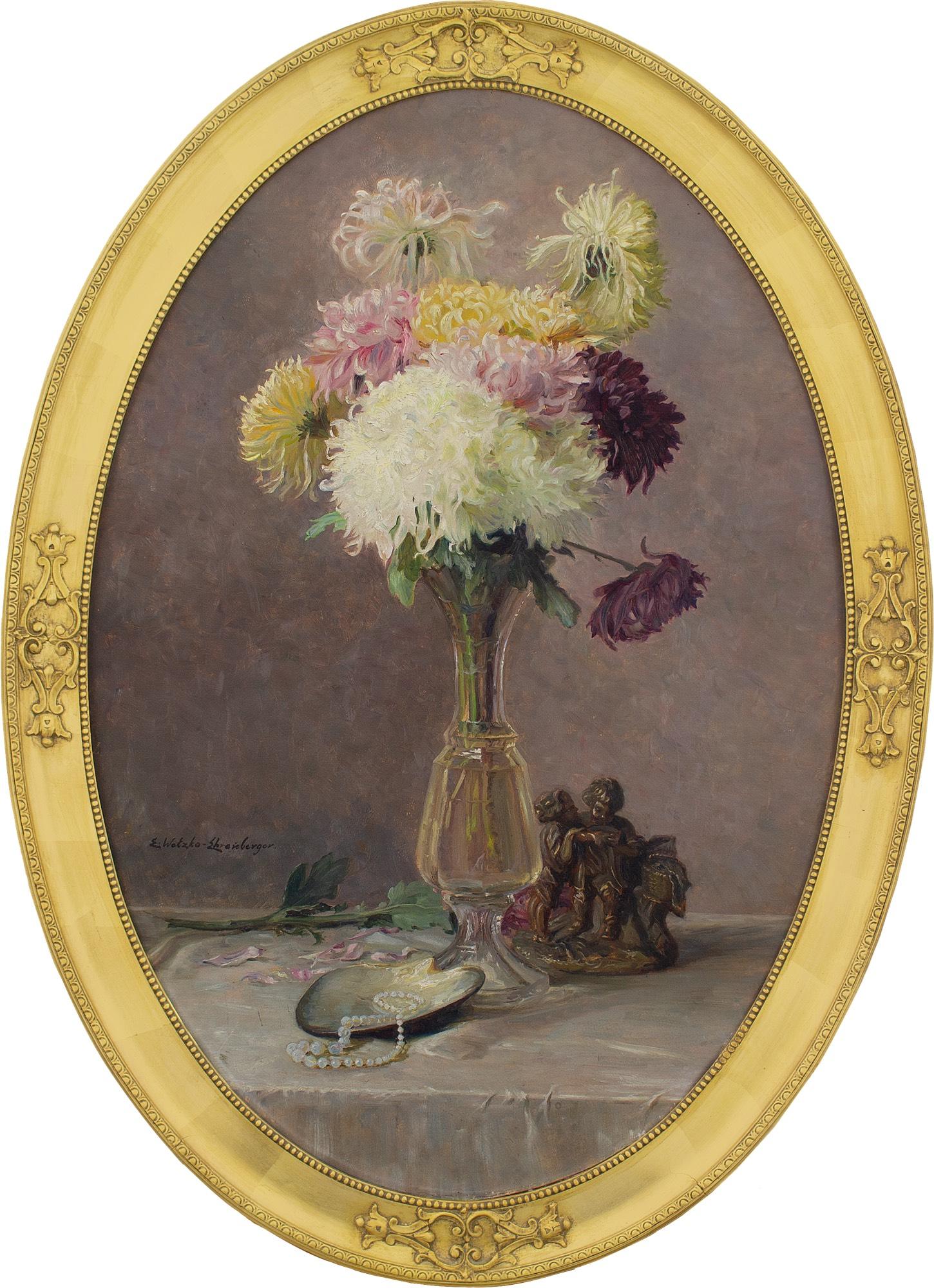 Cette ravissante nature morte de l'artiste autrichienne Ella Wetzko-Ehrenberger (1874-1945) représente un arrangement de chrysanthèmes, une coquille d'huître, une statuette et un collier de perles. C'est un instantané raffiné de la vie d'une femme