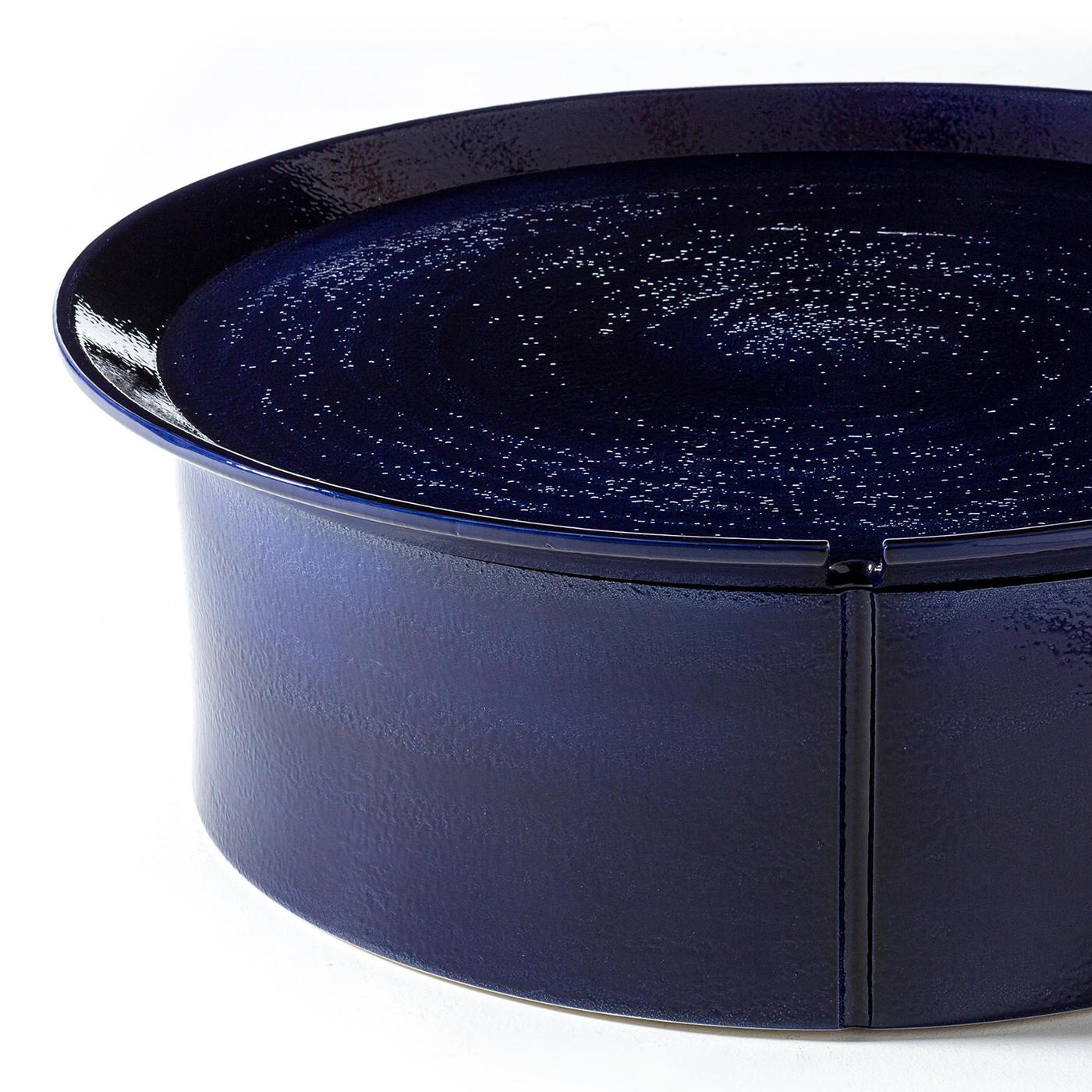 Couchtisch Ellaby blau mit allen 
struktur aus handgefertigter blauer Keramik.