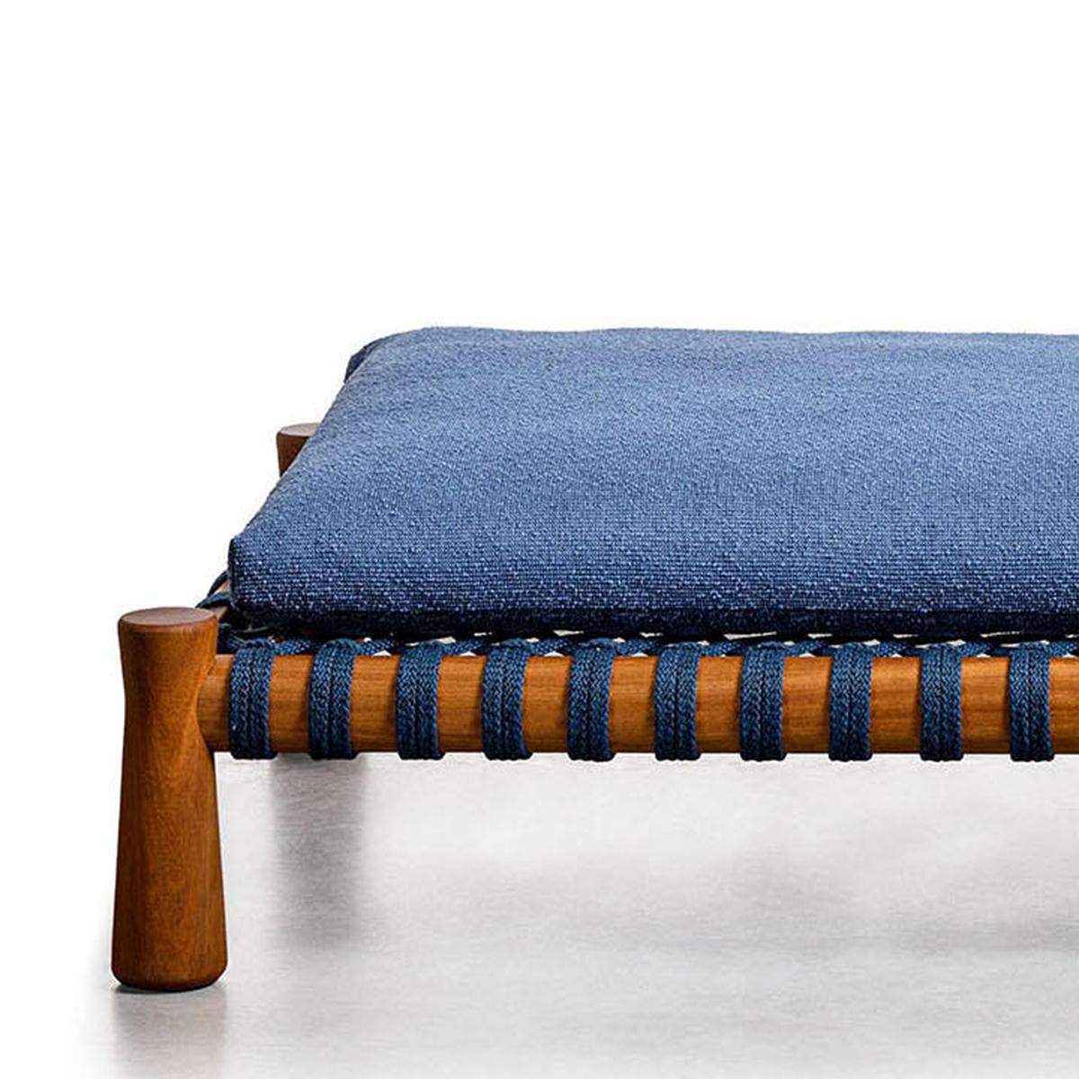 Daybed Ellaby Iroko with structure in solid iroko wood
in oiled finish and with woven nautical rope in blue finish. 
With matress in L175xD79xH16cm with removable covering.
Matress covered in outdoor fabric in Blue finish (Cat C.).
Cushion