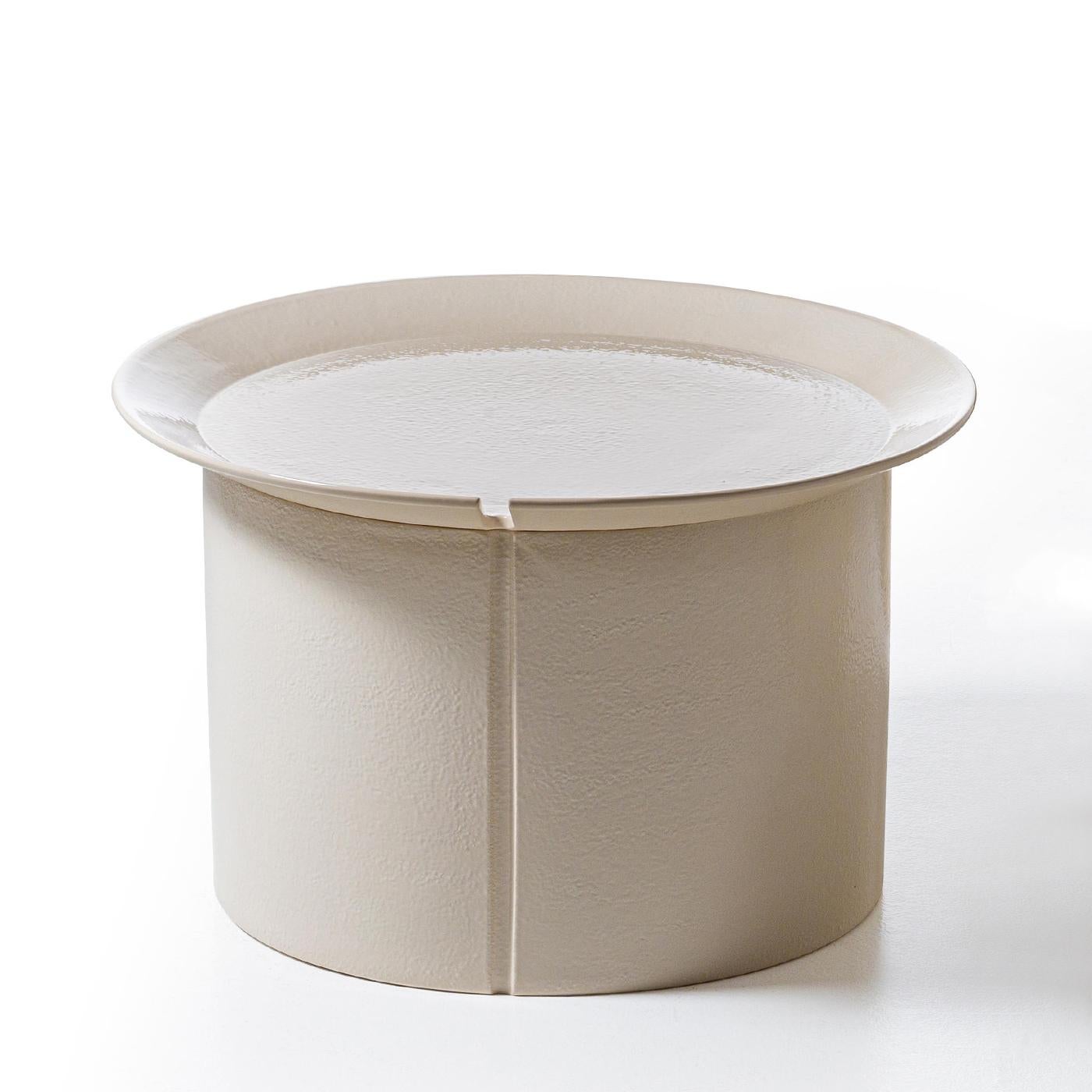 Table basse Ellaby Medium avec tous les 
structure en céramique blanche fabriquée à la main.
Également disponible en finition rouge ou bleue, sur demande.