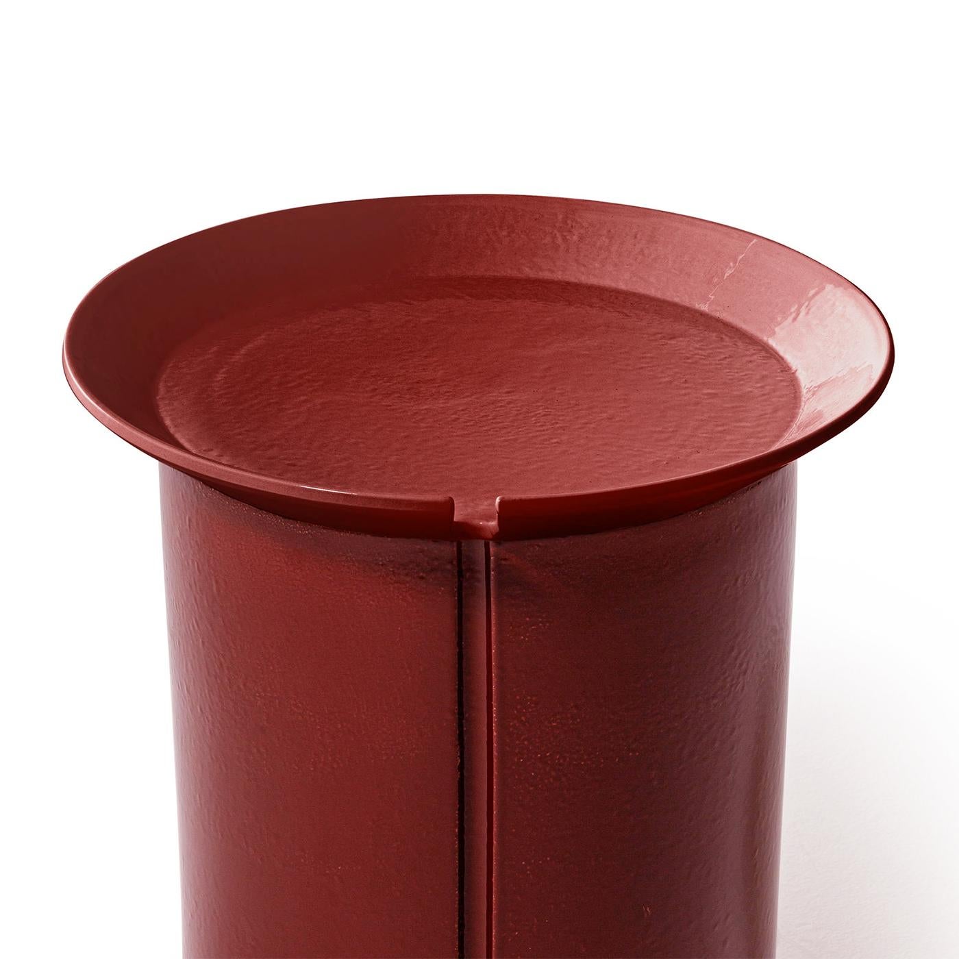Side table ellaby red medium all in.
Hand-crafted ceramic in red finish.