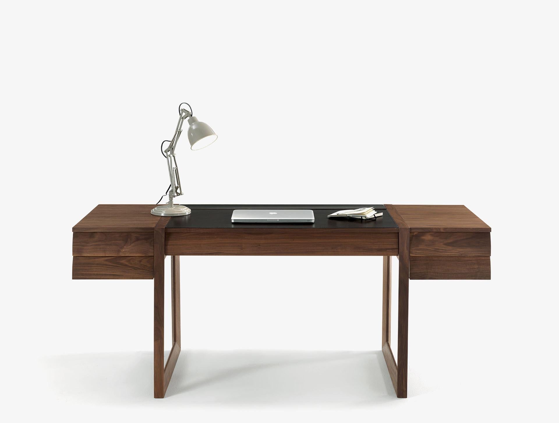 Escritorio de diseño geométrico fabricado con tablero de bloque chapado, cajones ensamblados con juntas de cola de milano y patas de madera maciza. Disponible en dos versiones diferentes.