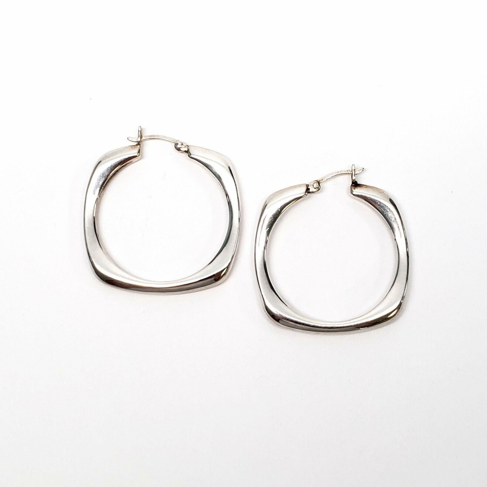 ELLE sterling silver cushions square hoops, part of the Cushion Collection. Palladium and rhodium plated over sterling silver. Created ruby trademark set in square motif. Brand extension of Elle Magazine.


Marking: 925 ELLE CHINA.


Earring