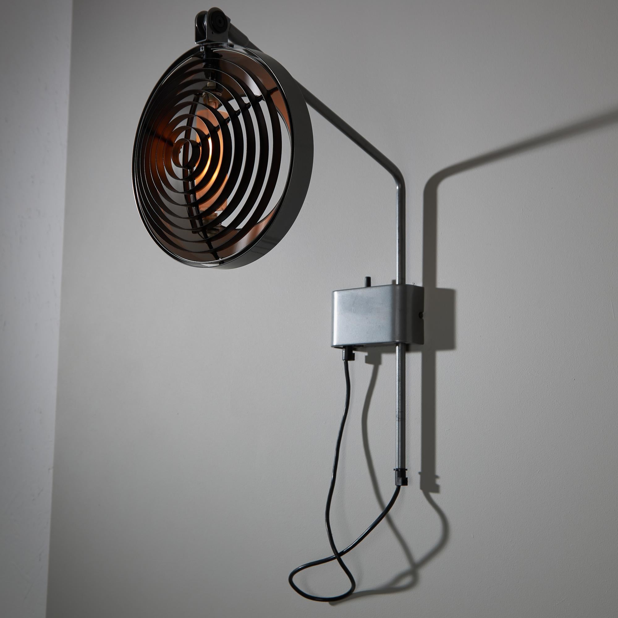 Die von Tommaso Cimini in den 1980er Jahren für Lumina entworfene Wandleuchte Elle ist ein raffiniertes Beispiel für italienische Beleuchtung, die funktionale Präzision mit skulpturaler Klarheit verbindet. Als Teil der berühmten Elle-Serie zeigt die