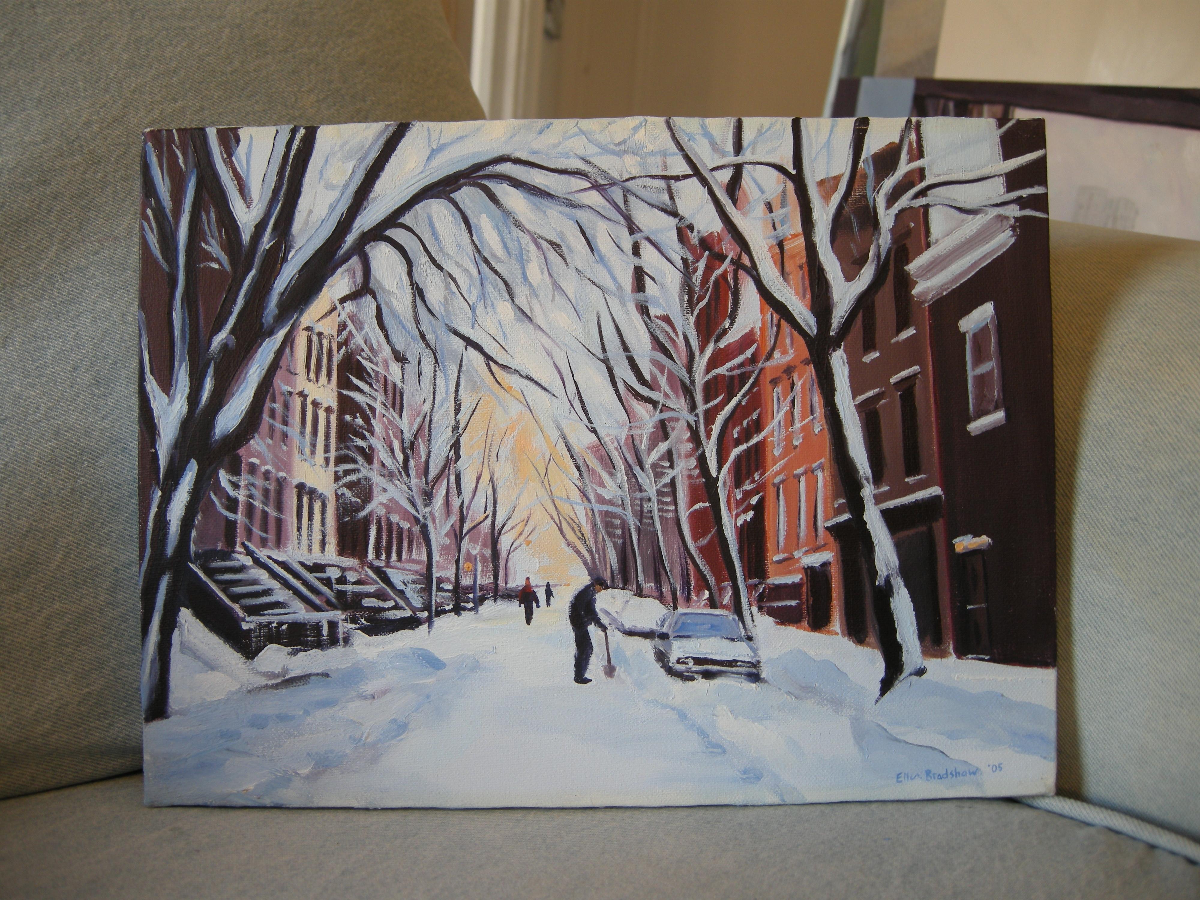 Ein kalter, verschneiter Tag nach einem heftigen Schneesturm auf der Bleecker Street in der Abenddämmerung mit der untergehenden Sonne! Einsame Gestalten, die einen Schneespaziergang machen oder ihr Auto ausbuddeln! Winterliche Schönheit! Verwandelt