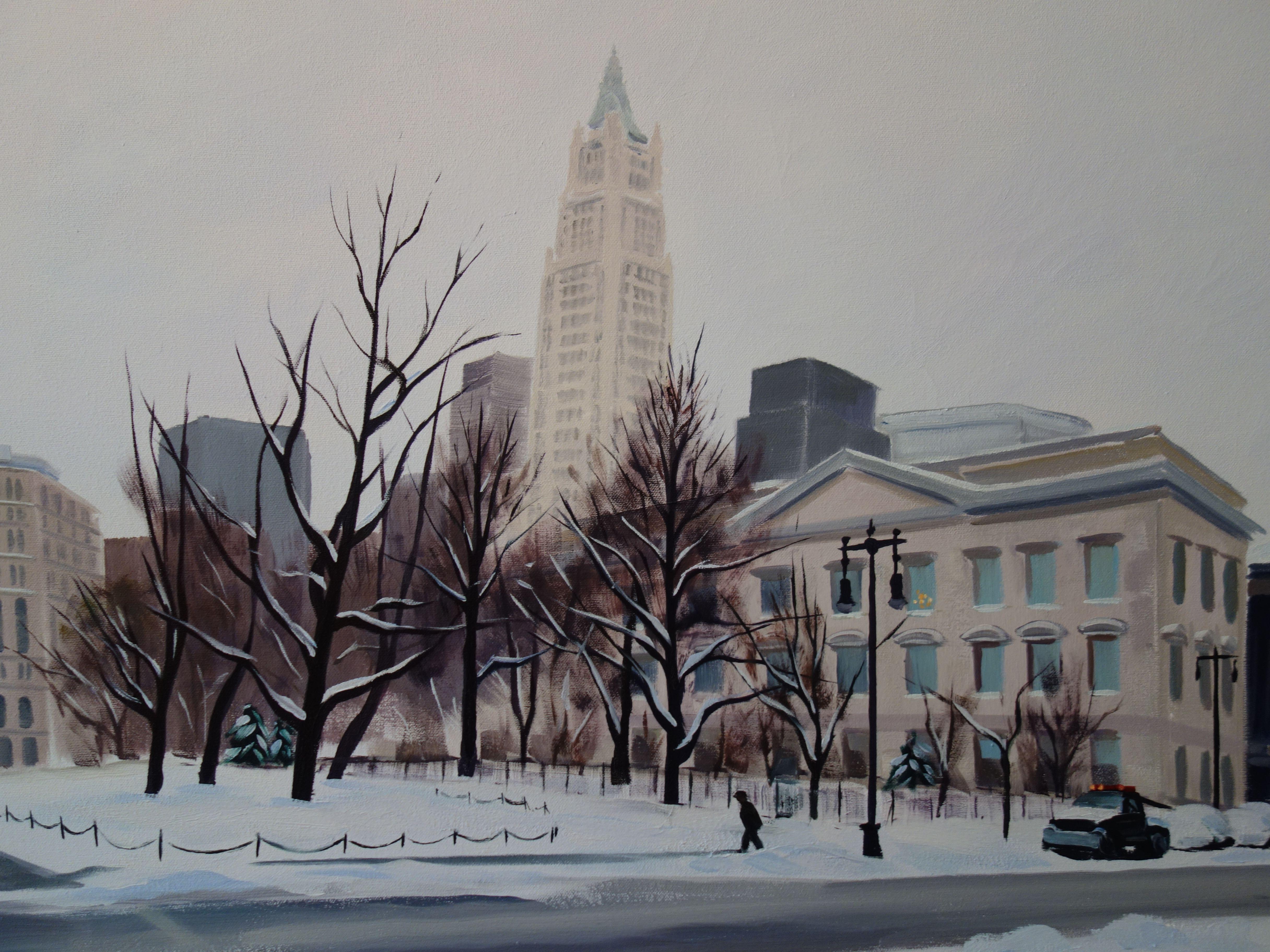 Una vista panoramica del City Hall Park e del Woolworth Building, guardando verso Centre St dalla zona di Court a Lower Manhattan in una tranquilla giornata invernale. La bellezza della scena invernale ha una qualità quasi in bianco e nero grazie