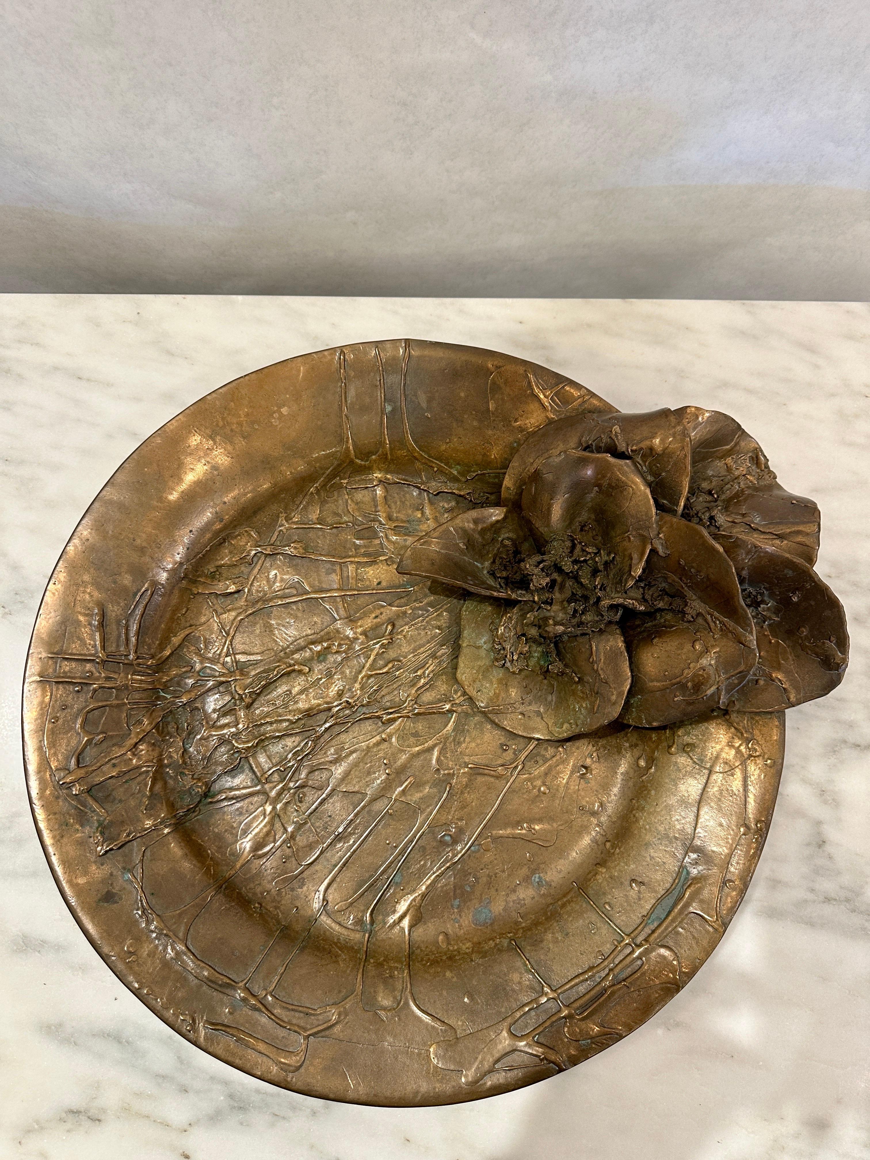 Brutalisme Plat sculptural en bronze avec ornements d'orchidées en bronze d'Ellen Brenner, signé en vente