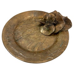Plato escultórico de bronce Ellen Brenner con adornos de orquídeas de bronce (firmado)