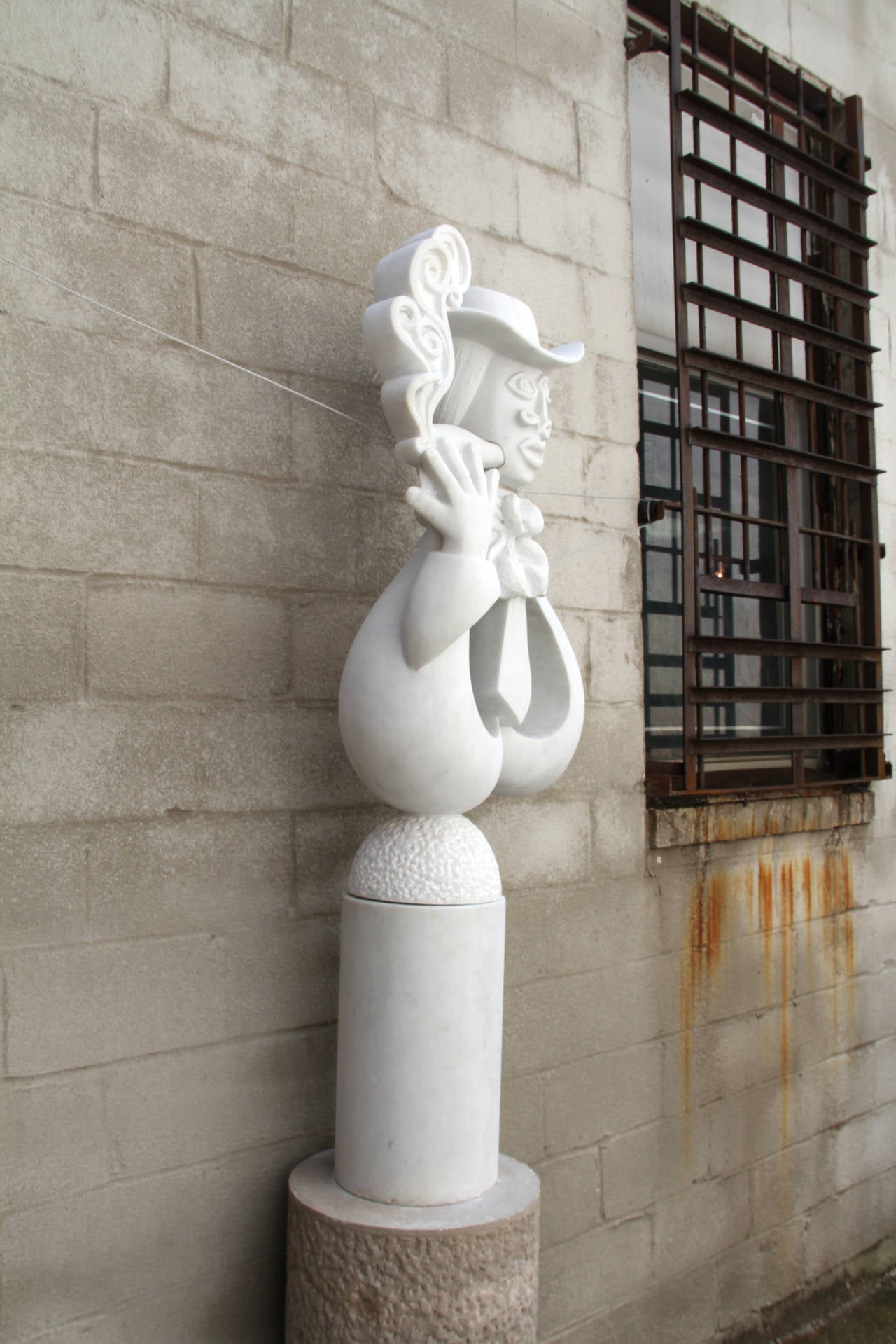 Mann raucht Zigarre, Indoor/Outdoor Marmorskulptur (Abstrakt), Sculpture, von Ellen Brenner-Sorensen