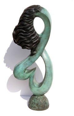 Mujer con rosa en el pelo, escultura de bronce de Ellen Brenner-Sorensen