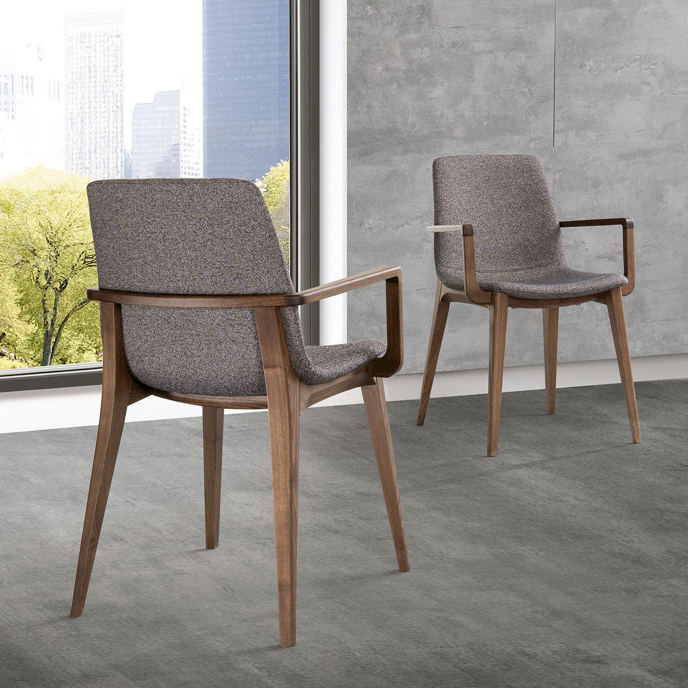 Faisant partie de la collection Ellen conçue par le studio interne de designers de Pacini & Cappellini, cette chaise sophistiquée sera le complément idéal d'une salle à manger moderne. Son cadre simple en frêne avec une teinte chaude de noyer