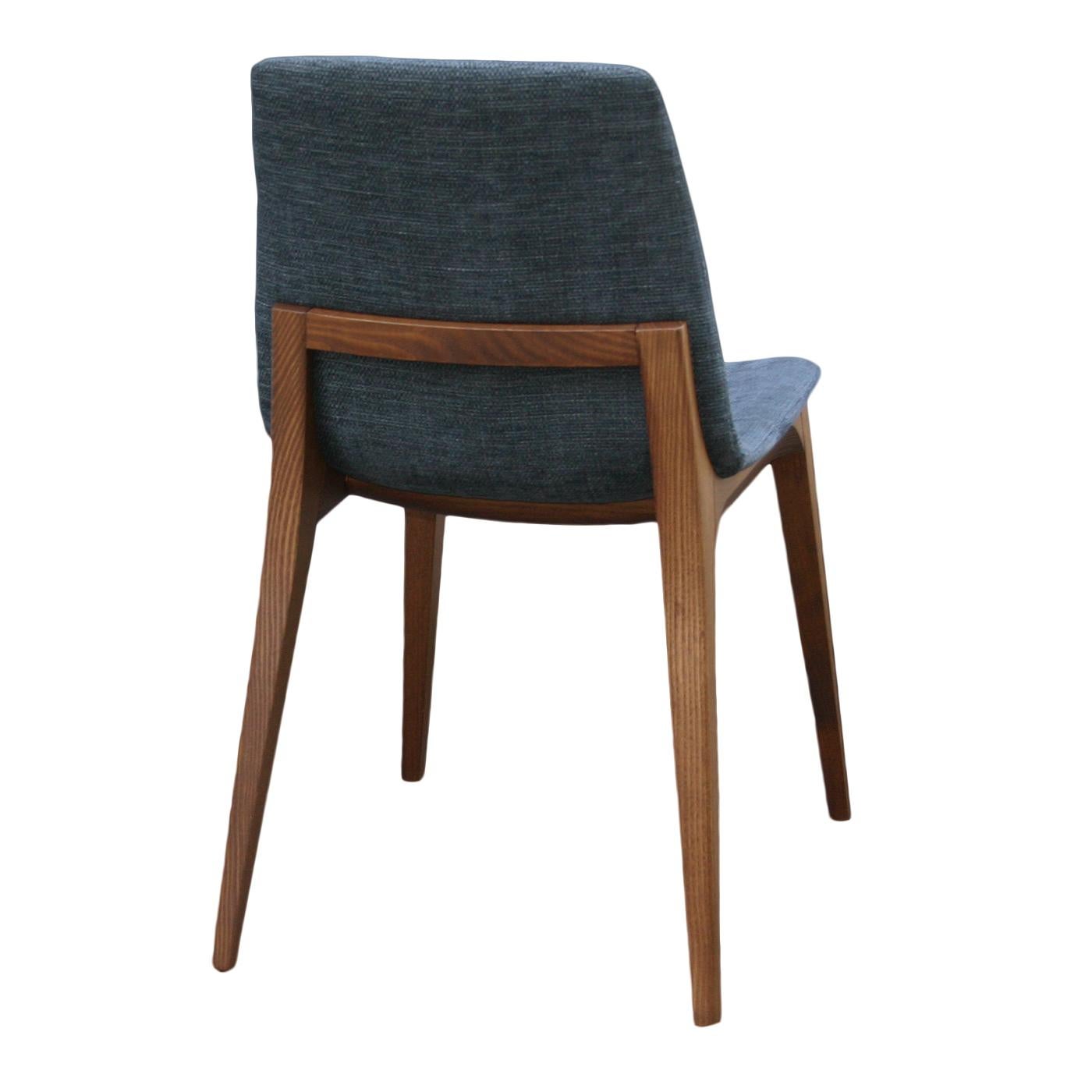 Der Stuhl Ellen verfügt über eine geschwungene Sitzschale, die mit einem Stoff aus der Collection'S Pacini & Cappellini bezogen ist, und ruht auf einem massiven Eschenholzrahmen mit nussbaumfarbener Oberfläche. Mit seinen ausgewogenen Proportionen