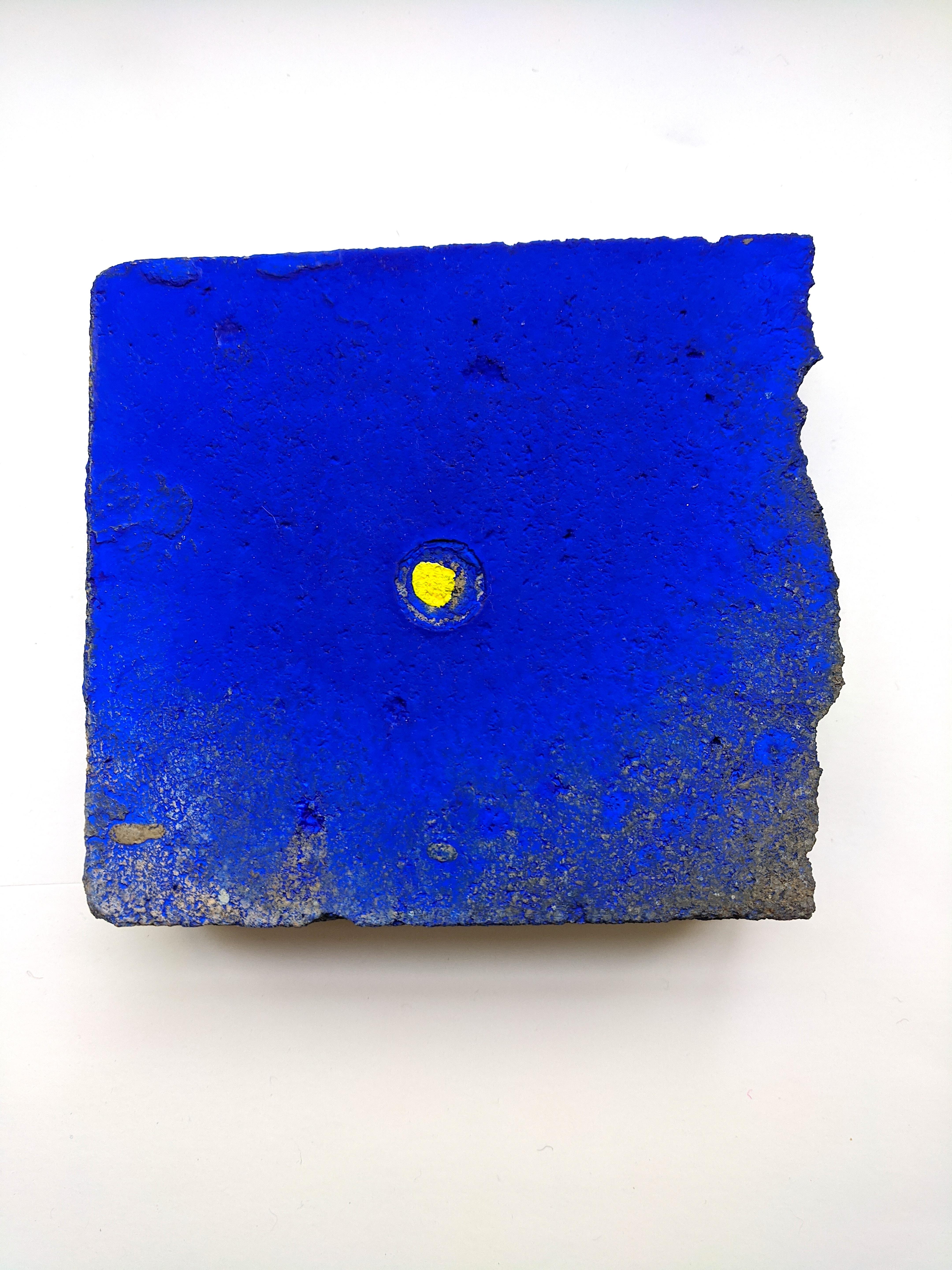 Seeking the Sound of Cobalt Blue est une série de peintures et de sculptures qui ont été créées depuis le printemps 2014. 

Ellen Hackl Fagan_SeekingtheSoundofCobaltBlue_Found Object, 2020, encre, pigment, acrylique sur pavé trouvé_ 4.25 x 5.5 x 1.5