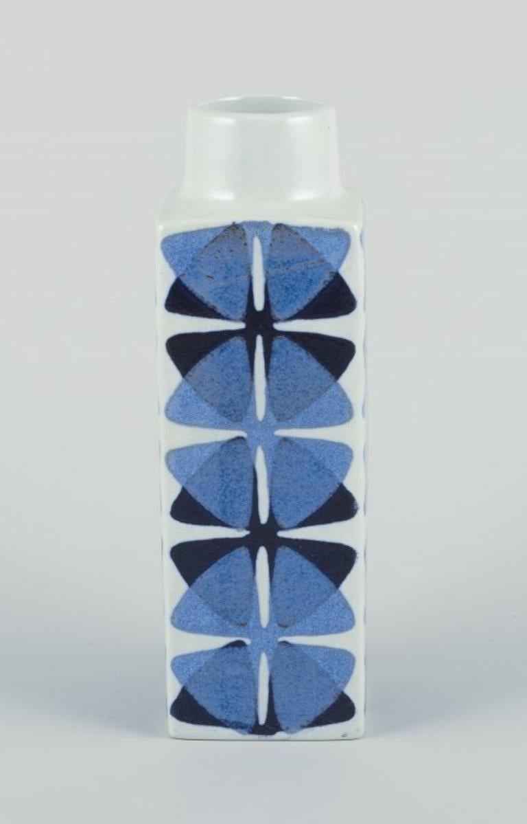 Ellen Malmer per Royal Copenhagen.
Vaso Baca con decorazione blu su base chiara.
Circa 1980.
In perfette condizioni.
Prima qualità di fabbrica.
Contrassegnato.
Dimensioni: Altezza 19,0 cm. x Diametro 6,0 cm.

