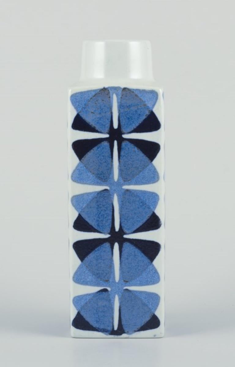 Danese Ellen Malmer per Royal Copenhagen. Vaso Baca con decorazione blu. in vendita
